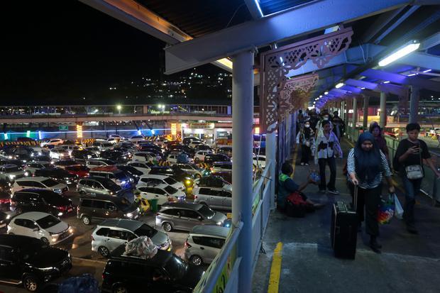 Sejumlah kendaraan pemudik antre memasuki kapal di Pelabuhan Merak, Kota Cilegon, Banten, Kamis (19/3/2026). Berdasarkan data Posko Merak pada periode 18 Maret 2026 pukul 00.00 hingga 18.00 WIB, total penumpang yang menyeberang dari Jawa ke Sumatera melalui Pelabuhan Merak, Ciwandan, dan BBJ Bojonegara pada H-3 Lebaran mencapai 124.105 orang, sementara total kendaraan yang telah diseberangkan sebanyak 34.384 unit.