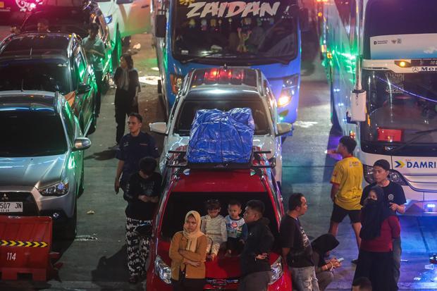 Pemudik duduk di depan kendaraannya saat antre memasuki kapal di Pelabuhan Merak, Kota Cilegon, Banten, Kamis (19/3/2026). Berdasarkan data Posko Merak pada periode 18 Maret 2026 pukul 00.00 hingga 18.00 WIB, total penumpang yang menyeberang dari Jawa ke Sumatera melalui Pelabuhan Merak, Ciwandan, dan BBJ Bojonegara pada H-3 Lebaran mencapai 124.105 orang, sementara total kendaraan yang telah diseberangkan sebanyak 34.384 unit.