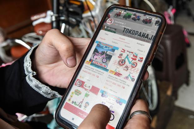 Penjualan mainan di Pasar Gembrong saat libur Lebaran