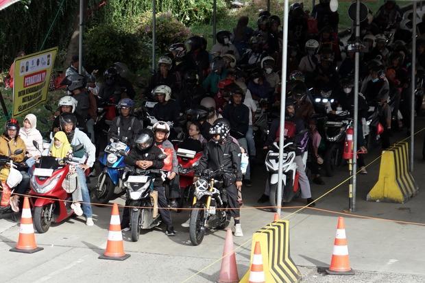 Pemilir roda dua antre sebelum memasuki kapal di Pelabuhan Bakauheni, Lampung Selatan, Lampung, Selasa (24/3/2026). PT Angkutan Sungai Danau Penyeberangan (ASDP) cabang Bakauheni mencatat pada H+2 Idul Fitri 1447 H sebanyak 91.657 pemilir, 11.176 unit kendaraan roda dua dan 12.495 unit kendaraan roda empat sudah kembali menyeberang menuju pelabuhan Merak, Banten.