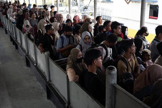 Pemilir antre sebelum memasuki kapal di Pelabuhan Bakauheni, Lampung Selatan, Lampung, Selasa (24/3/2026). PT Angkutan Sungai Danau Penyeberangan (ASDP) cabang Bakauheni mencatat pada H+2 Idul Fitri 1447 H sebanyak 91.657 pemilir, 11.176 unit kendaraan roda dua dan 12.495 unit kendaraan roda empat sudah kembali menyeberang menuju pelabuhan Merak, Banten.