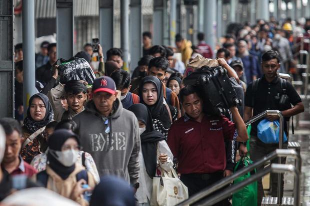 Pemilir berjalan di peron kereta api setibanya di Stasiun Pasar Senen, Jakarta, Selasa (24/3/2026). PT Kereta Api Indonesia (Persero) Daop 1 Jakarta mencatat pada Selasa (24/3) penumpang kereta jarak jauh turun di area Daop 1 Jakarta mencapai 52.926 penumpang atau meningkat dibandingkan hari sebelumnya yang hanya 51.015 penumpang.