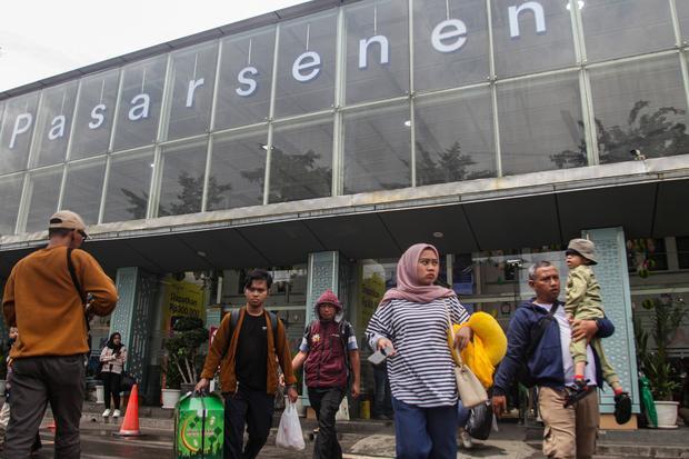 Pemilir berjalan keluar Stasiun Pasar Senen, Jakarta, Selasa (24/3/2026). PT Kereta Api Indonesia (Persero) Daop 1 Jakarta mencatat pada Selasa (24/3) penumpang kereta jarak jauh turun di area Daop 1 Jakarta mencapai 52.926 penumpang atau meningkat dibandingkan hari sebelumnya yang hanya 51.015 penumpang.