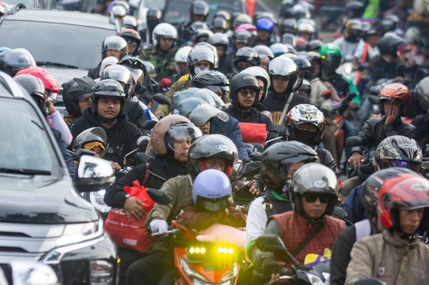 Pengendara sepeda motor melintas jalan Raya Nagreg di Kabupaten Bandung, Jawa Barat, Selasa (24/3/2026). Satlantas Polresta Bandung mencatat jumlah pengendara sepeda motor arus balik yang melintas dari arah Jawa Tengah, Tasikmalaya dan Garut menuju Bandung dan Jakarta pada H+2 Lebaran 2026 hingga pukul 18.00 WIB mencapai 65.136 unit kendaraan.