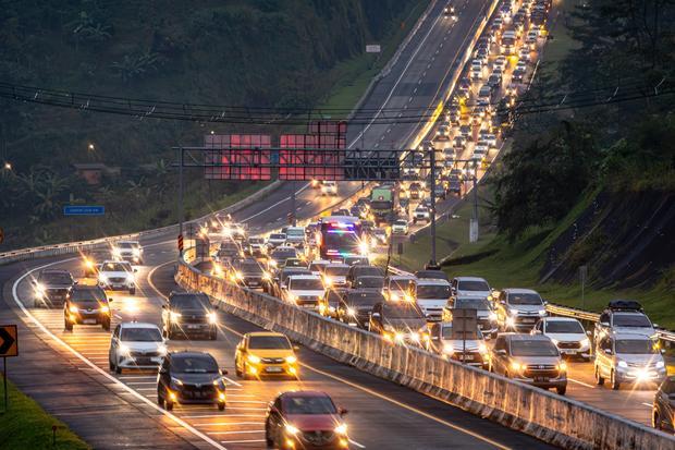 Kendaraan roda empat yang didominasi pemilir melaju perlahan menyusul pemberlakuan sistem dua jalur satu arah di Tol Trans Jawa, Semarang-Solo Km 442, Bawen, Kabupaten Semarang, Jawa Tengah, Selasa (24/3/2026). Ditlantas Polda Jateng pada Selasa (24/3) atau H+2 Lebaran mulai pukul 17.36 WIB memberlakukan sistem satu arah lokal secara situasional dari arah Tol Salatiga KM 459 hingga GT Kalikangkung KM 414 menyusul meningkatnya volume kendaraan.