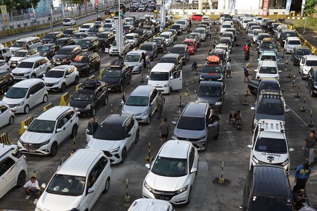 Sejumlah pengemudi menunggu di luar kendaraannya saat antre untuk memasuki kapal di Pelabuhan Bakauheni, Lampung Selatan, Lampung, Selasa (24/3/2026). Dirut ASDP Heru Widodo menyatakan, puncak arus balik gelombang pertama di pelabuhan Bakauheni diprediksi terjadi pada 24-25 Maret 2026, sedangkan gelombang kedua diprediksi pada 28-29 Maret 2026.