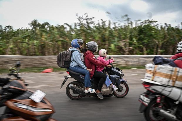 Sejumlah pemudik arus balik sepeda motor melintas di Jalan Pantura, Kabupaten Subang, Jawa Barat, Rabu (25/3/2026). Sejumlah pemudik arus balik memilih pulang ke arah Jakarta pada 25 Maret 2026 atau H+3 Lebaran Idul Fitri untuk menghindari kemacetan sesuai imbauan Menteri Perhubungan Dudy Purwagandhi agar menghindari perjalanan saat puncak arus balik pada 24, 28, dan 29 Maret 2026.