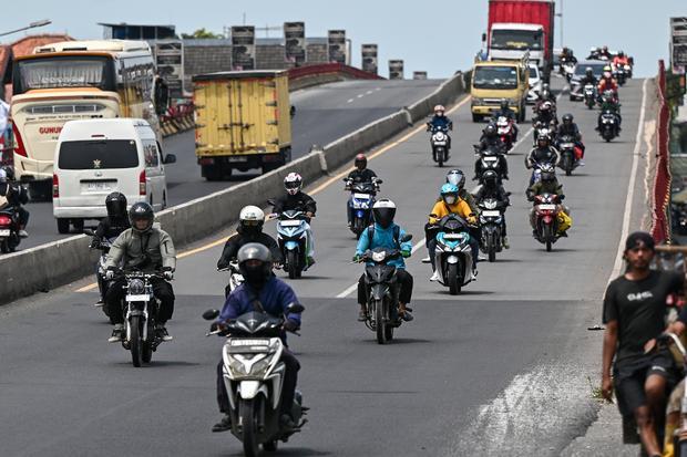 Sejumlah pemudik arus balik sepeda motor melintas jalan layang Pamanukan, Kabupaten Subang, Jawa Barat, Rabu (25/3/2026). Sejumlah pemudik arus balik memilih pulang ke arah Jakarta pada 25 Maret 2026 atau H+3 Lebaran Idul Fitri untuk menghindari kemacetan sesuai imbauan Menteri Perhubungan Dudy Purwagandhi agar menghindari perjalanan saat puncak arus balik pada 24, 28, dan 29 Maret 2026.