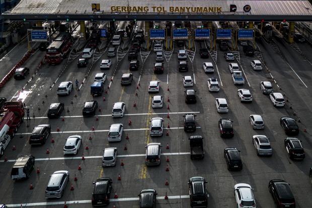 Foto udara antrean kendaraan yang memasuki Gerbang Tol Banyumanik menuju arah Jakarta di Semarang, Jawa Tengah, Rabu (25/3/2026). Berdasarkan data sementara dari PT Trans Marga Jateng (TMJ), jumlah kendaraan arus balik di Tol Trans Jawa ruas Semarang-Solo yang memasuki Gerbang Tol Banyumanik menuju arah Jakarta pada H+3 Lebaran hingga pukul 15:00 WIB mencapai sekitar 24.986 kendaraan dan guna mengantisipasi kepadatan arus lalu lintas, pihak Jasa Marga menyiagakan personel untuk melakukan penguraian kendaraa