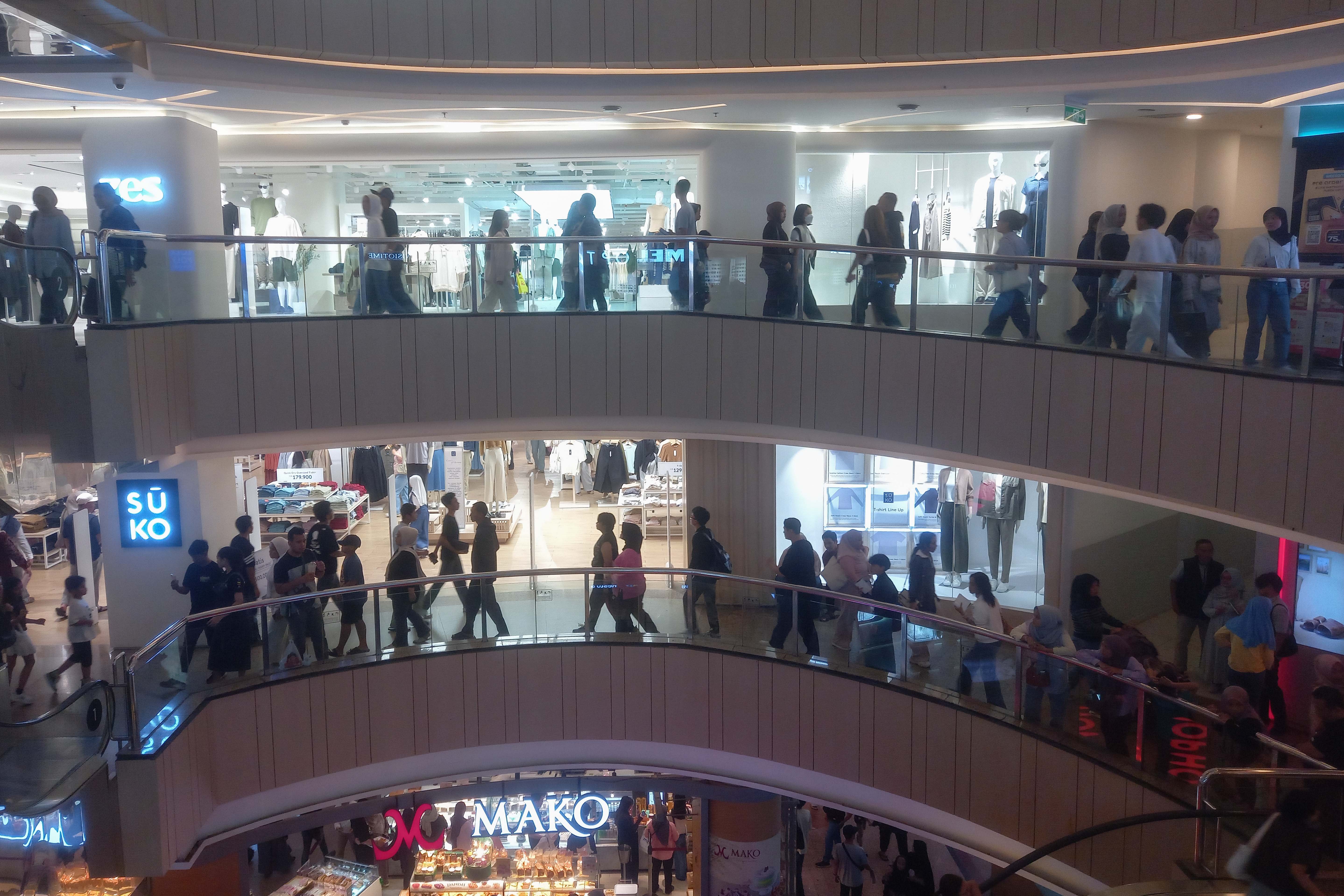 Suasana pengunjung di Mal Plaza Blok M, Jakarta Selatan, Rabu (25/3/2026). Asosiasi Pengelola Pusat Belanja Indonesia (APPBI) melaporkan kunjungan masyarakat ke pusat perbelanjaan atau mal pada periode Idulfitri 2026 meningkat hingga 12% dibandingkan tahun sebelumnya.