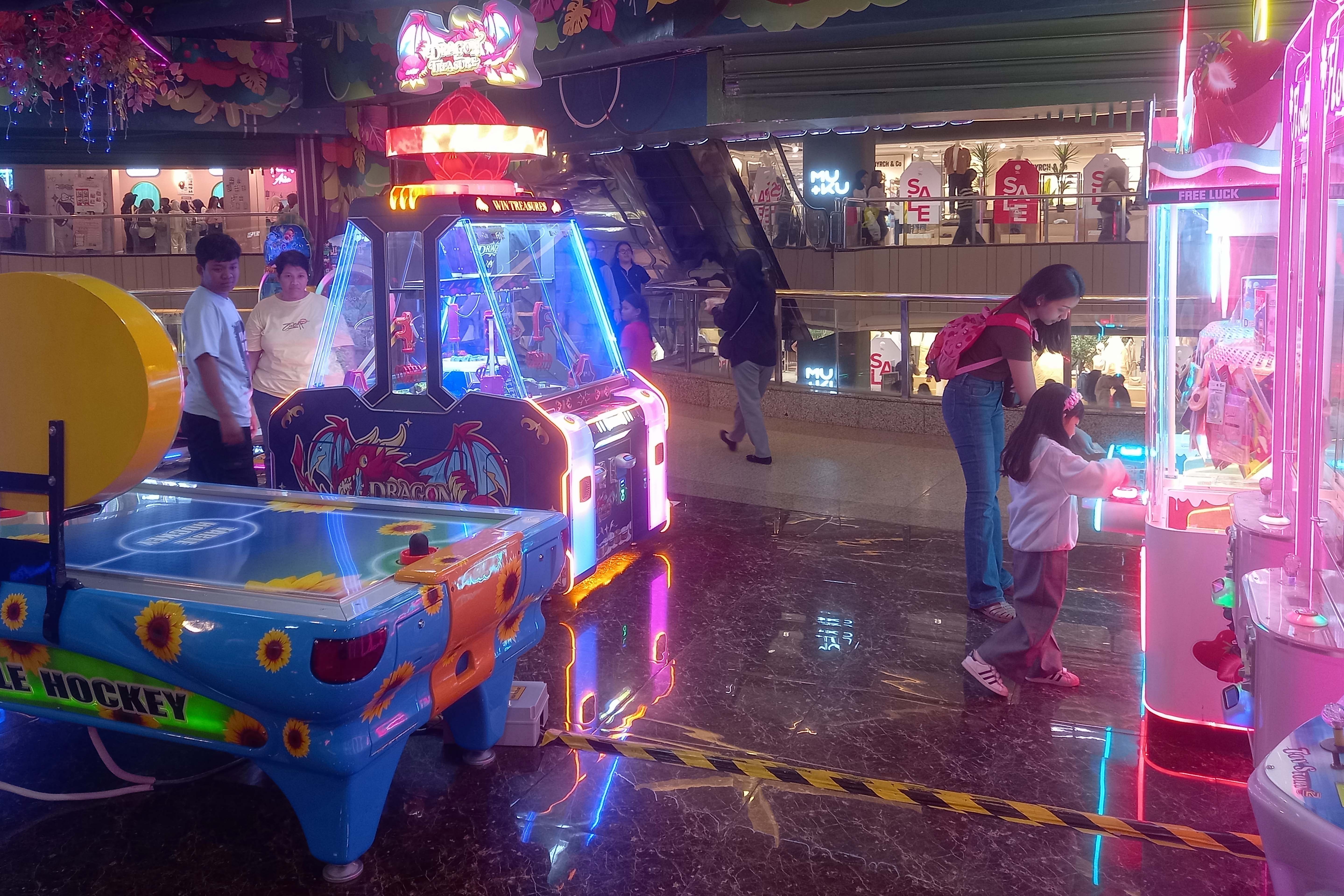 Pengunjung mencoba permainan pada salah satu gerai di Mal Plaza Blok M, Jakarta Selatan, Rabu (25/3/2026). Asosiasi Pengelola Pusat Belanja Indonesia (APPBI) melaporkan kunjungan masyarakat ke pusat perbelanjaan atau mal pada periode Idulfitri 2026 meningkat hingga 12% dibandingkan tahun sebelumnya.