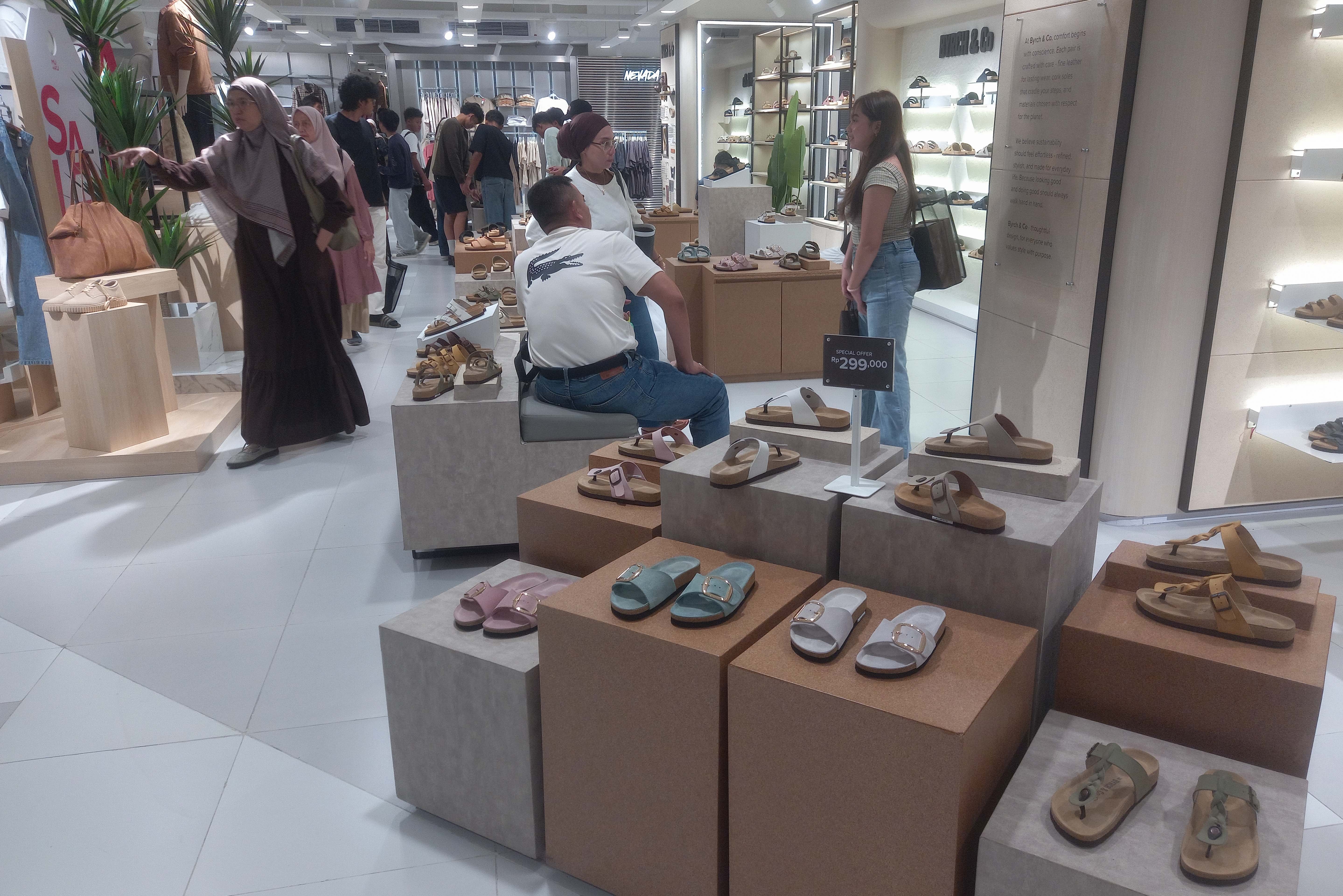 Pengunjung melihat sandal yang dijual di Mal Plaza Blok M, Jakarta Selatan, Rabu (25/3/2026). Asosiasi Pengelola Pusat Belanja Indonesia (APPBI) melaporkan kunjungan masyarakat ke pusat perbelanjaan atau mal pada periode Idulfitri 2026 meningkat hingga 12% dibandingkan tahun sebelumnya.
