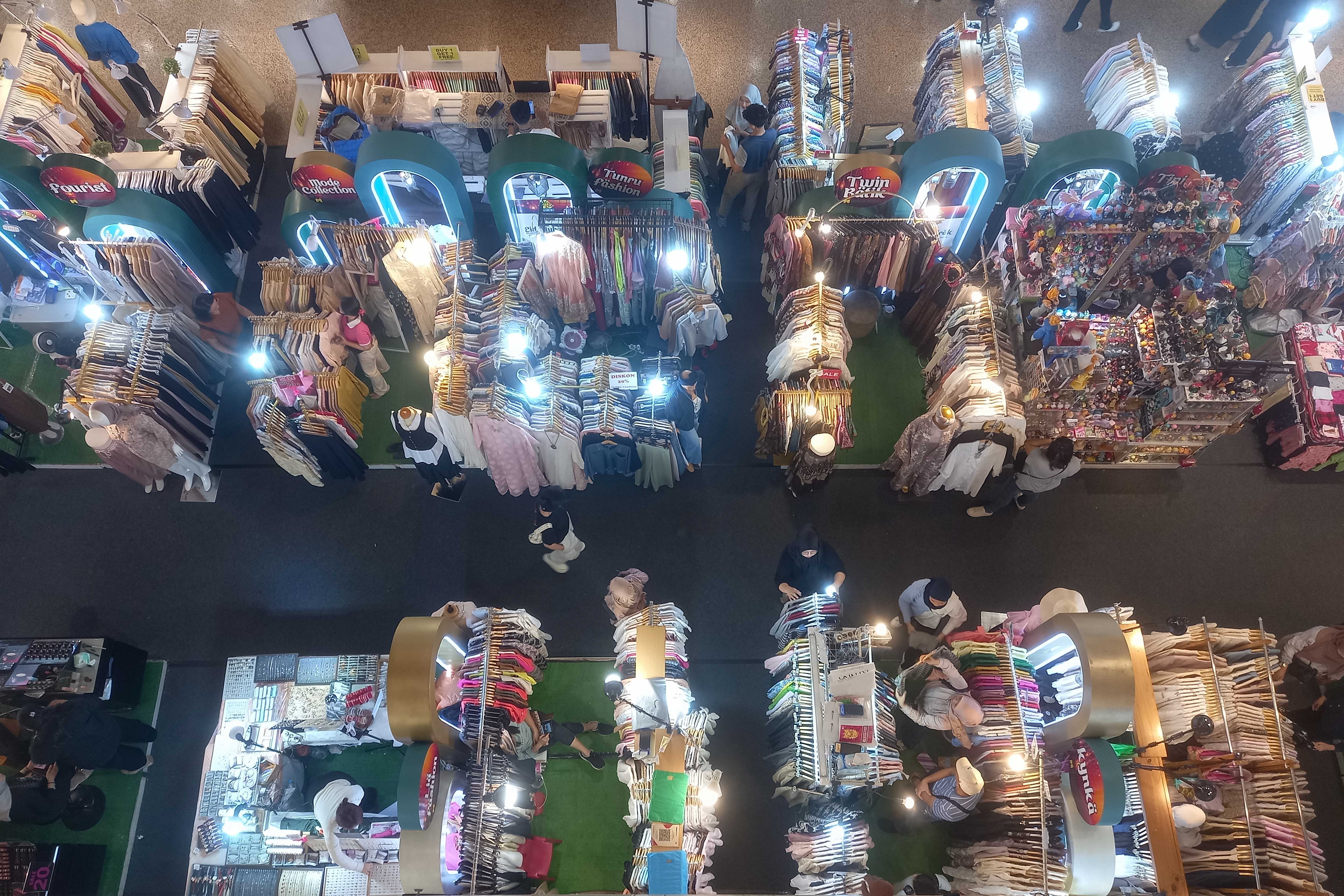 Pengunjung melihat pakaian yang dijual di Mal Plaza Blok M, Jakarta Selatan, Rabu (25/3/2026). Asosiasi Pengelola Pusat Belanja Indonesia (APPBI) melaporkan kunjungan masyarakat ke pusat perbelanjaan atau mal pada periode Idulfitri 2026 meningkat hingga 12% dibandingkan tahun sebelumnya.