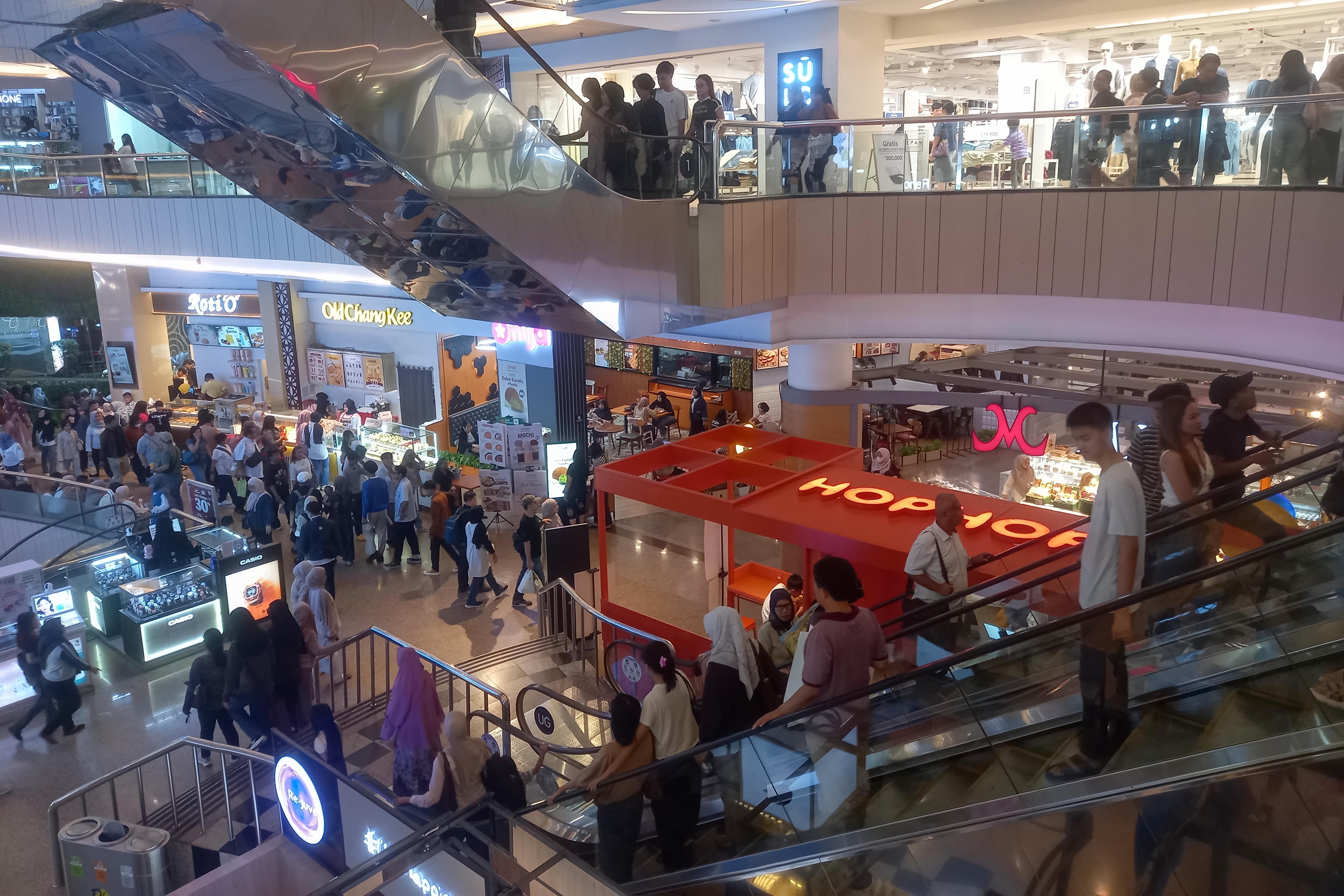 Suasana pengunjung di Mal Plaza Blok M, Jakarta Selatan, Rabu (25/3/2026). Asosiasi Pengelola Pusat Belanja Indonesia (APPBI) melaporkan kunjungan masyarakat ke pusat perbelanjaan atau mal pada periode Idulfitri 2026 meningkat hingga 12% dibandingkan tahun sebelumnya.