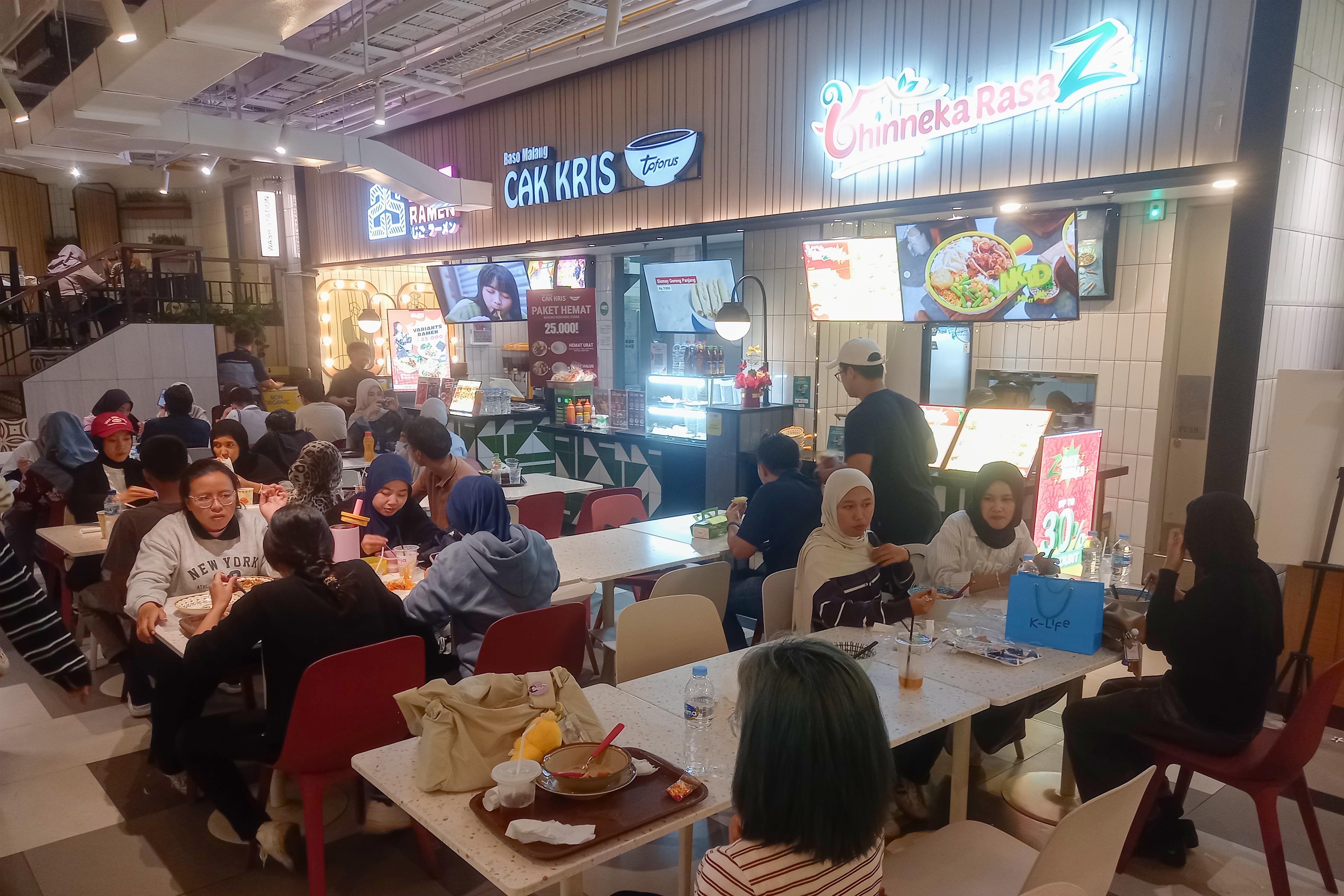 Suasana pengunjung di gerai makanan Mal Plaza Blok M, Jakarta Selatan, Rabu (25/3/2026). Asosiasi Pengelola Pusat Belanja Indonesia (APPBI) melaporkan kunjungan masyarakat ke pusat perbelanjaan atau mal pada periode Idulfitri 2026 meningkat hingga 12% dibandingkan tahun sebelumnya.