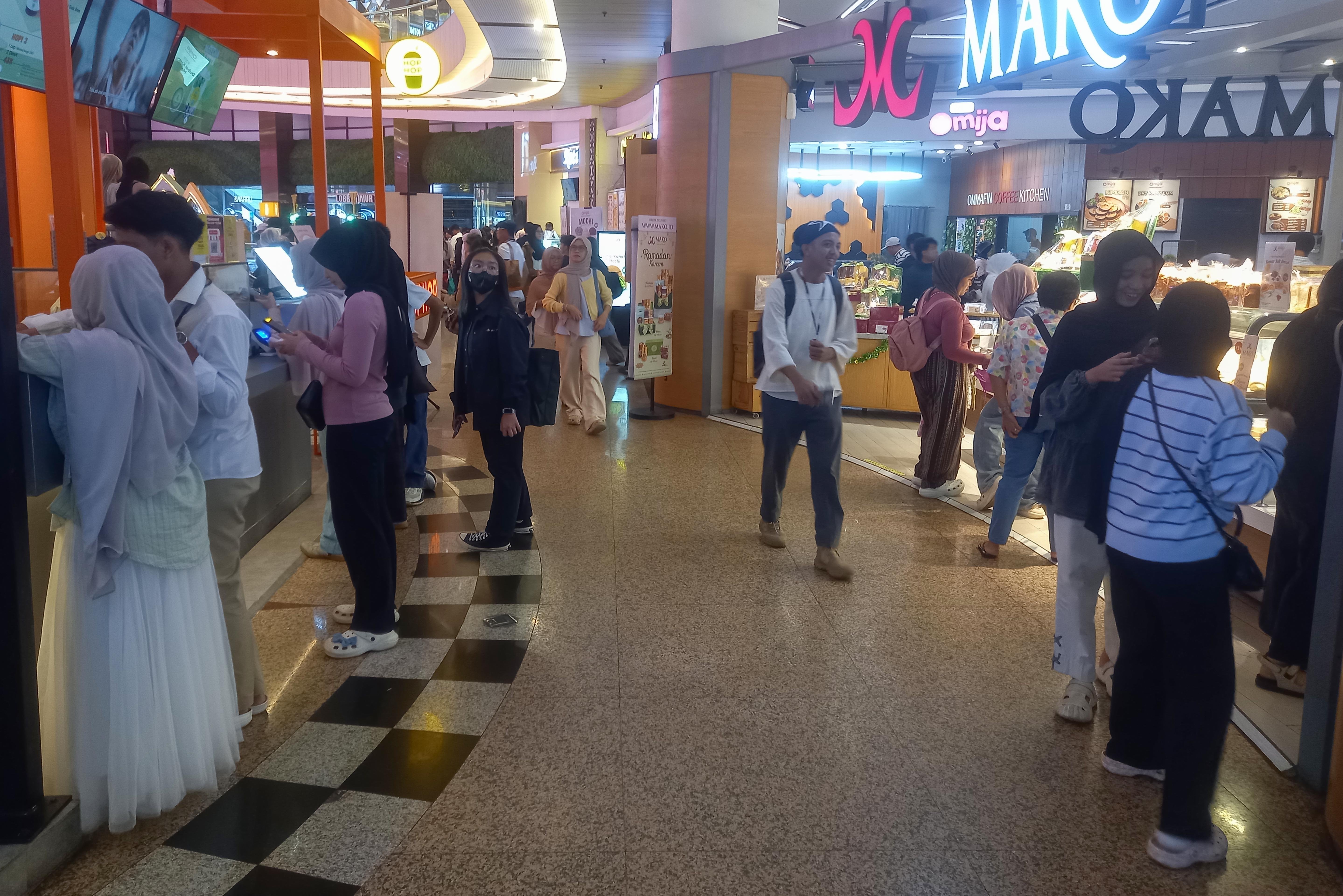 Suasana pengunjung di Mal Plaza Blok M, Jakarta Selatan, Rabu (25/3/2026). Asosiasi Pengelola Pusat Belanja Indonesia (APPBI) melaporkan kunjungan masyarakat ke pusat perbelanjaan atau mal pada periode Idulfitri 2026 meningkat hingga 12% dibandingkan tahun sebelumnya.