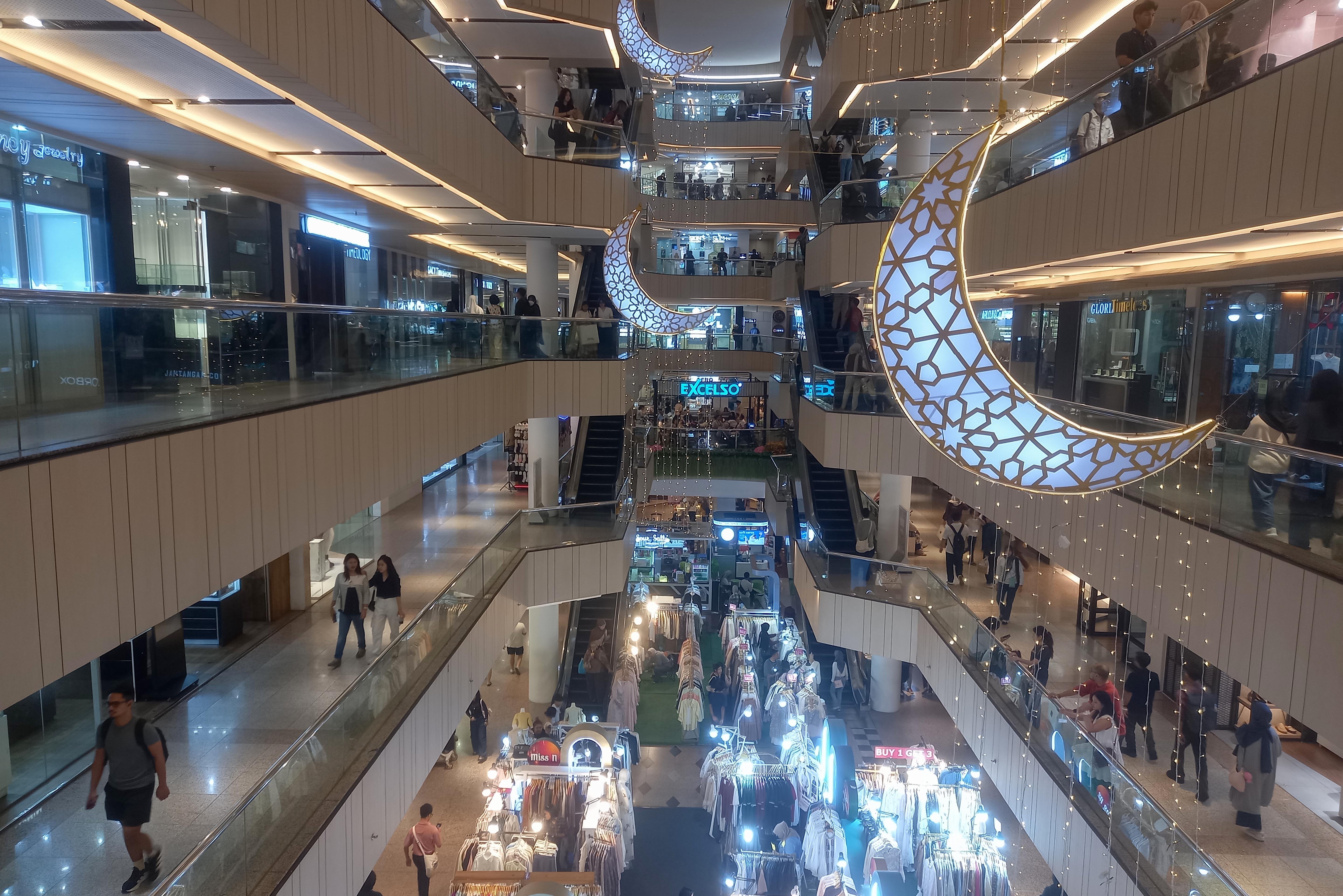 Suasana pengunjung di Mal Plaza Blok M, Jakarta Selatan, Rabu (25/3/2026). Asosiasi Pengelola Pusat Belanja Indonesia (APPBI) melaporkan kunjungan masyarakat ke pusat perbelanjaan atau mal pada periode Idulfitri 2026 meningkat hingga 12% dibandingkan tahun sebelumnya.