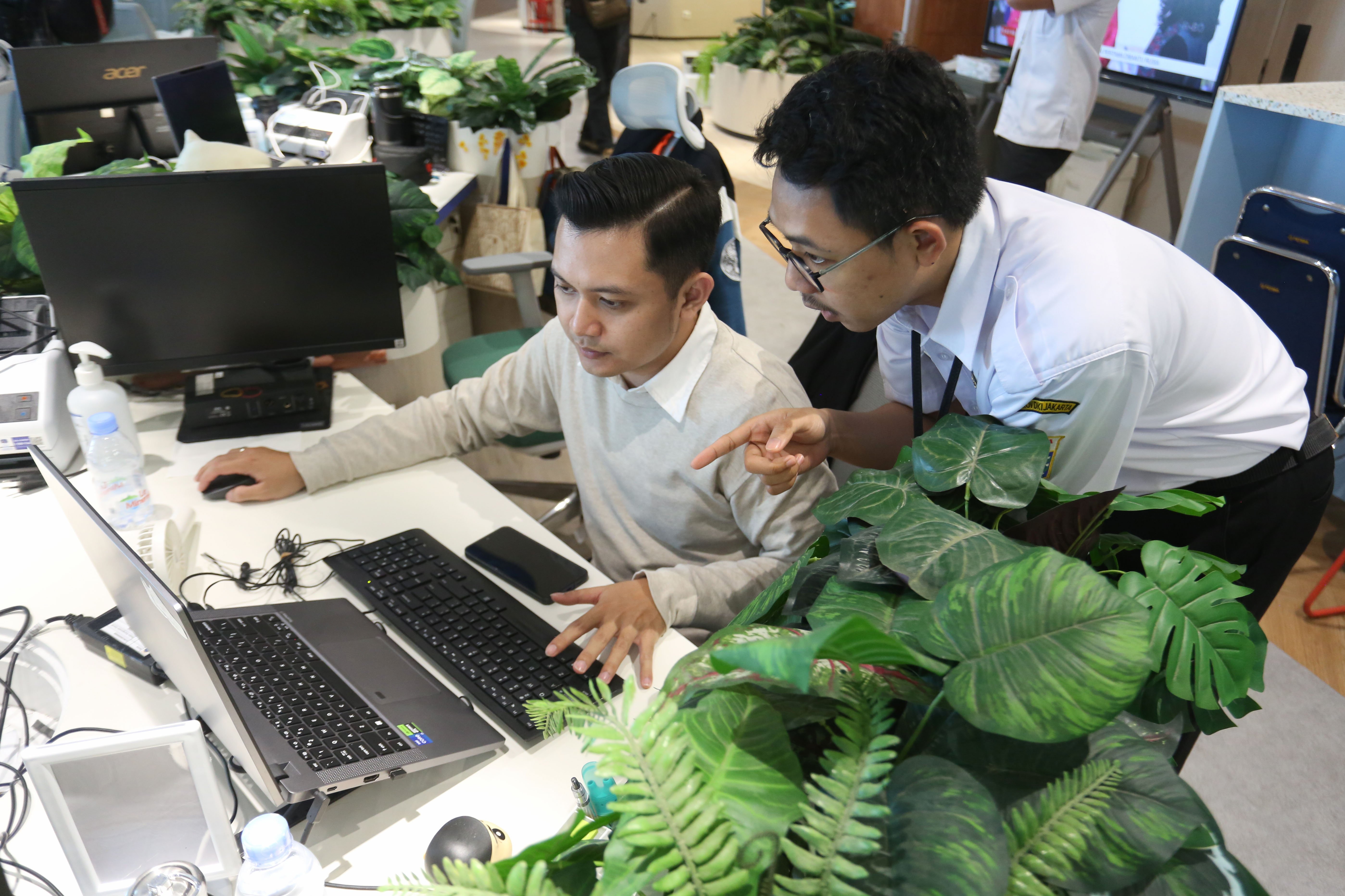 Aparatur Sipil Negara (ASN) menyelesaikan pekerjaannya saat hari pertama masuk kerja setelah libur Hari Raya Idul Fitri 1447 Hijriah di Kantor Balai Kota, Jakarta, Rabu (25/3/2026). Pemprov DKI Jakarta menerapkan kebijakan bekerja dari mana saja atau work from anywhere (WFA) bagi ASN maksimal 50 persen usai libur Lebaran yang berlaku selama tiga hari sejak 25-27 Maret 2026.