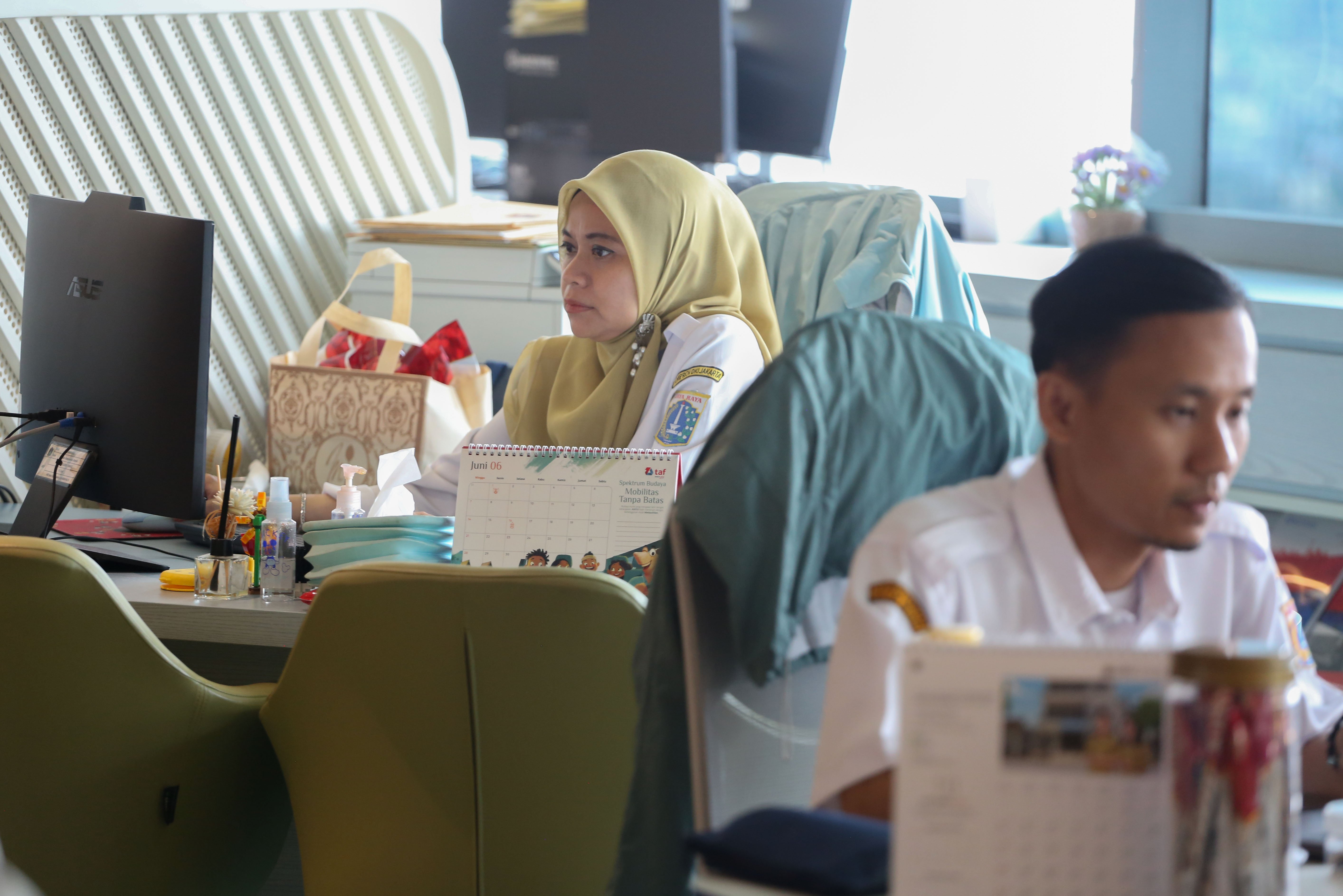 Aparatur Sipil Negara (ASN) menyelesaikan pekerjaannya saat hari pertama masuk kerja setelah libur Hari Raya Idul Fitri 1447 Hijriah di Kantor Balai Kota, Jakarta, Rabu (25/3/2026). Pemprov DKI Jakarta menerapkan kebijakan bekerja dari mana saja atau work from anywhere (WFA) bagi ASN maksimal 50 persen usai libur Lebaran yang berlaku selama tiga hari sejak 25-27 Maret 2026.