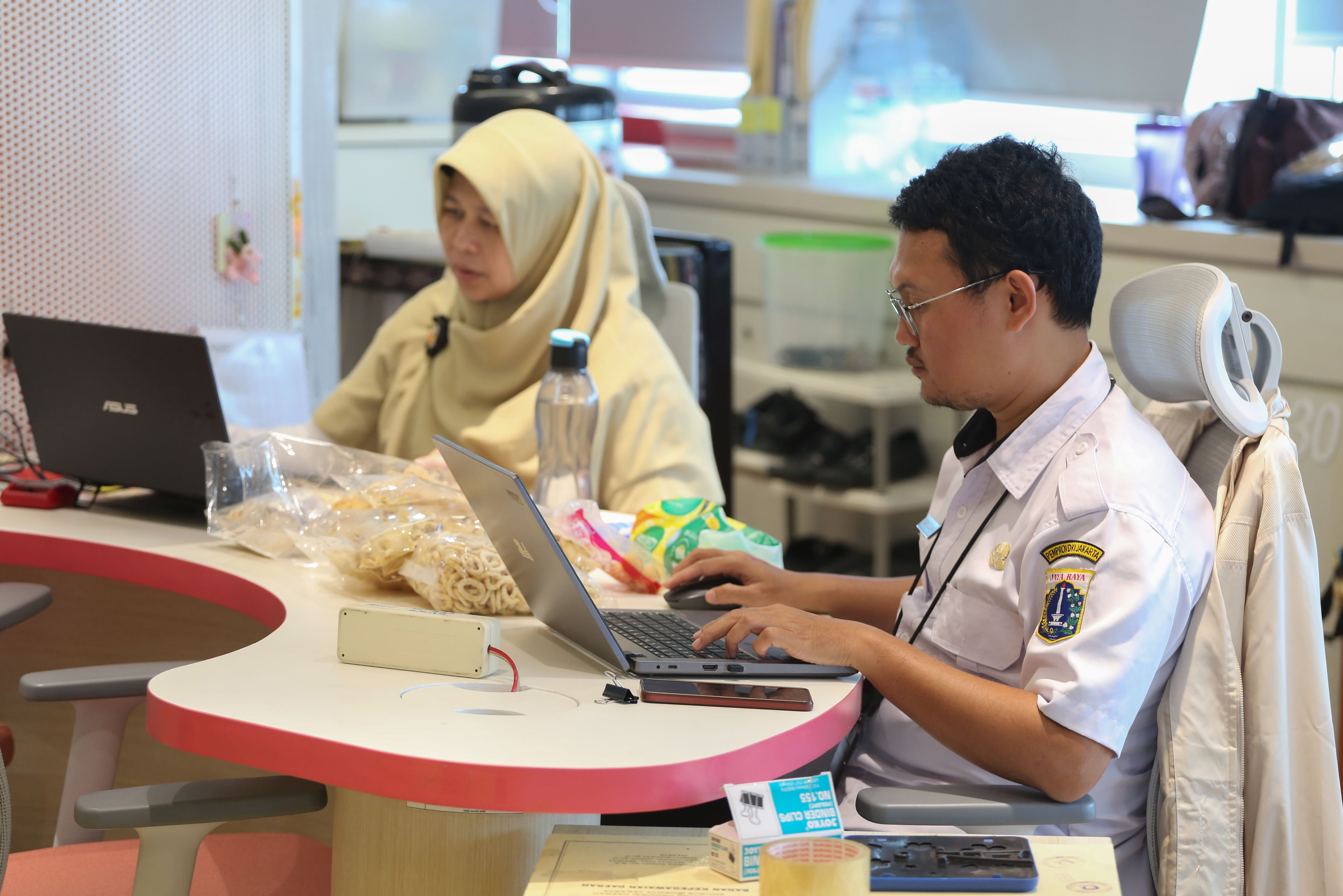 Aparatur Sipil Negara (ASN) menyelesaikan pekerjaannya saat hari pertama masuk kerja setelah libur Hari Raya Idul Fitri 1447 Hijriah di Kantor Balai Kota, Jakarta, Rabu (25/3/2026). Pemprov DKI Jakarta menerapkan kebijakan bekerja dari mana saja atau work from anywhere (WFA) bagi ASN maksimal 50 persen usai libur Lebaran yang berlaku selama tiga hari sejak 25-27 Maret 2026.
