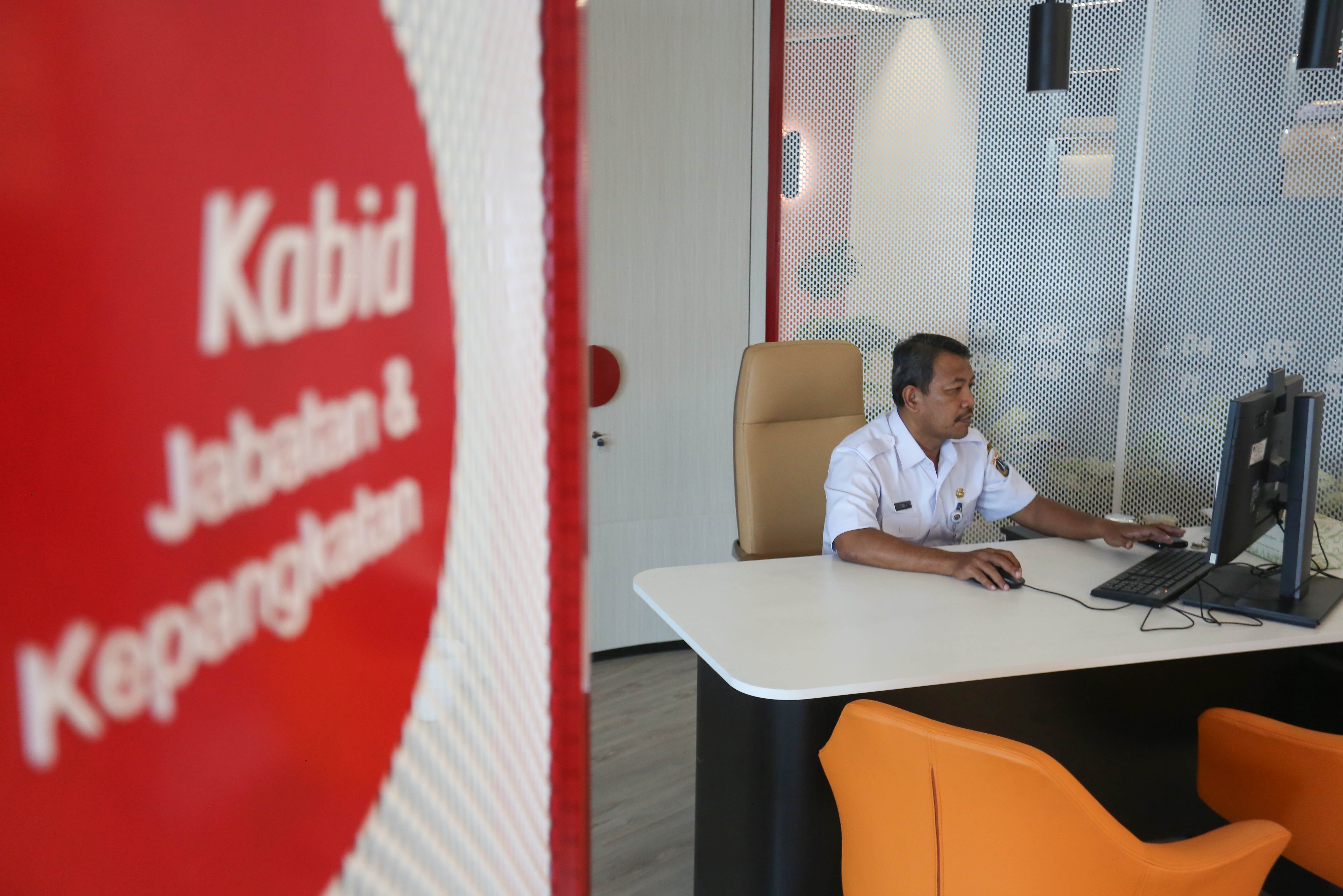 Aparatur Sipil Negara (ASN) menyelesaikan pekerjaannya saat hari pertama masuk kerja setelah libur Hari Raya Idul Fitri 1447 Hijriah di Kantor Balai Kota, Jakarta, Rabu (25/3/2026). Pemprov DKI Jakarta menerapkan kebijakan bekerja dari mana saja atau work from anywhere (WFA) bagi ASN maksimal 50 persen usai libur Lebaran yang berlaku selama tiga hari sejak 25-27 Maret 2026.