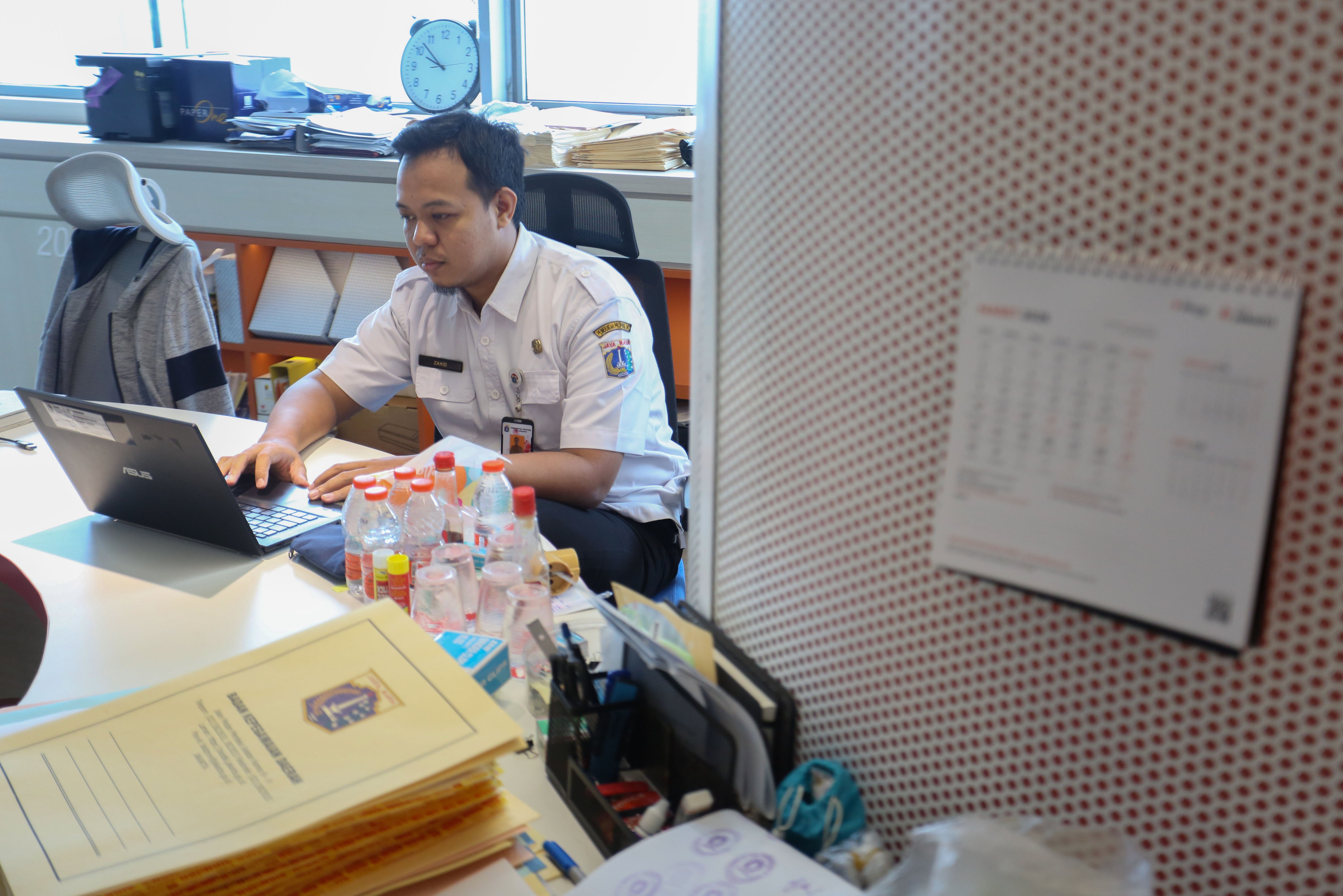 Aparatur Sipil Negara (ASN) menyelesaikan pekerjaannya saat hari pertama masuk kerja setelah libur Hari Raya Idul Fitri 1447 Hijriah di Kantor Balai Kota, Jakarta, Rabu (25/3/2026). Pemprov DKI Jakarta menerapkan kebijakan bekerja dari mana saja atau work from anywhere (WFA) bagi ASN maksimal 50 persen usai libur Lebaran yang berlaku selama tiga hari sejak 25-27 Maret 2026.