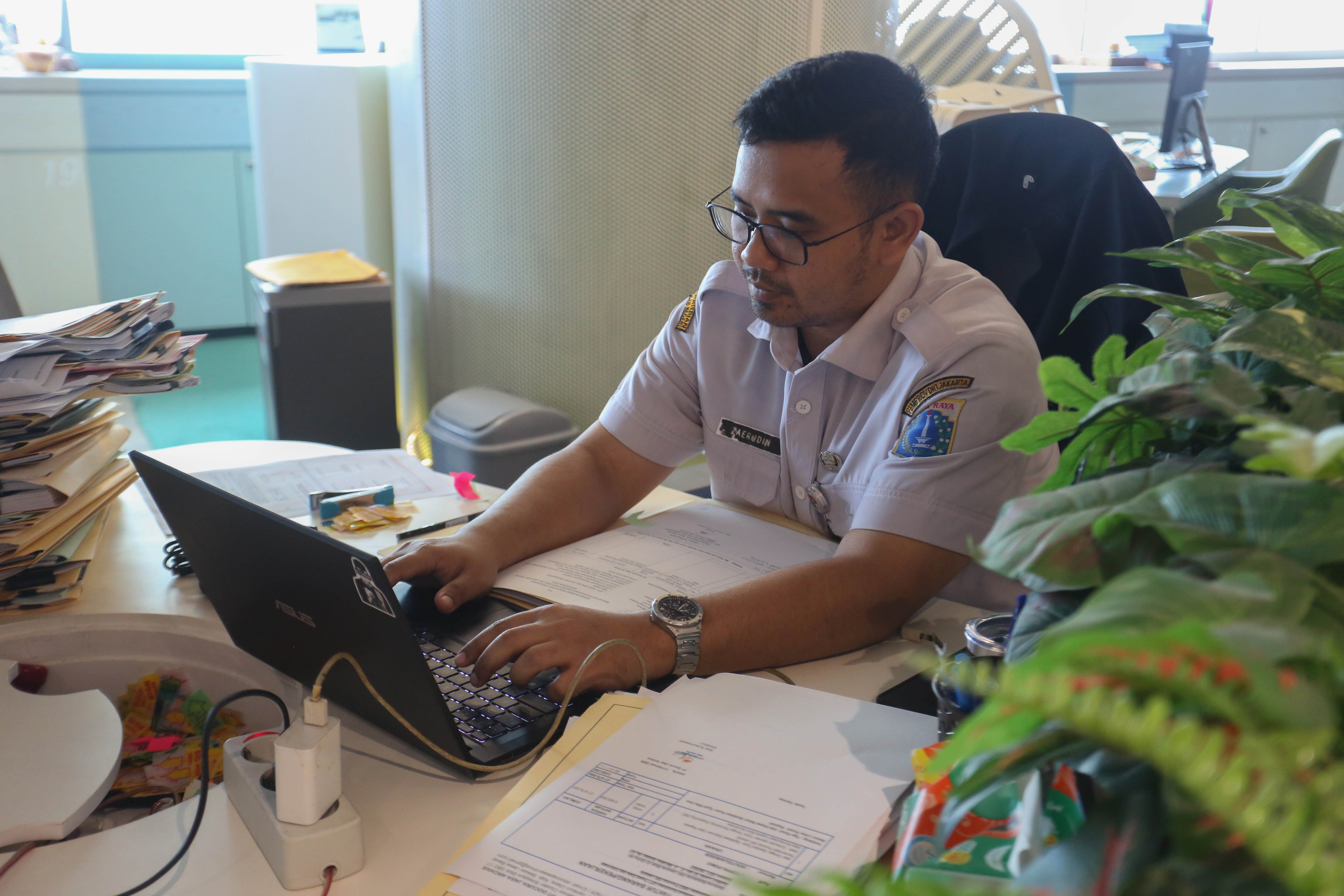 Aparatur Sipil Negara (ASN) menyelesaikan pekerjaannya saat hari pertama masuk kerja setelah libur Hari Raya Idul Fitri 1447 Hijriah di Kantor Balai Kota, Jakarta, Rabu (25/3/2026). Pemprov DKI Jakarta menerapkan kebijakan bekerja dari mana saja atau work from anywhere (WFA) bagi ASN maksimal 50 persen usai libur Lebaran yang berlaku selama tiga hari sejak 25-27 Maret 2026.