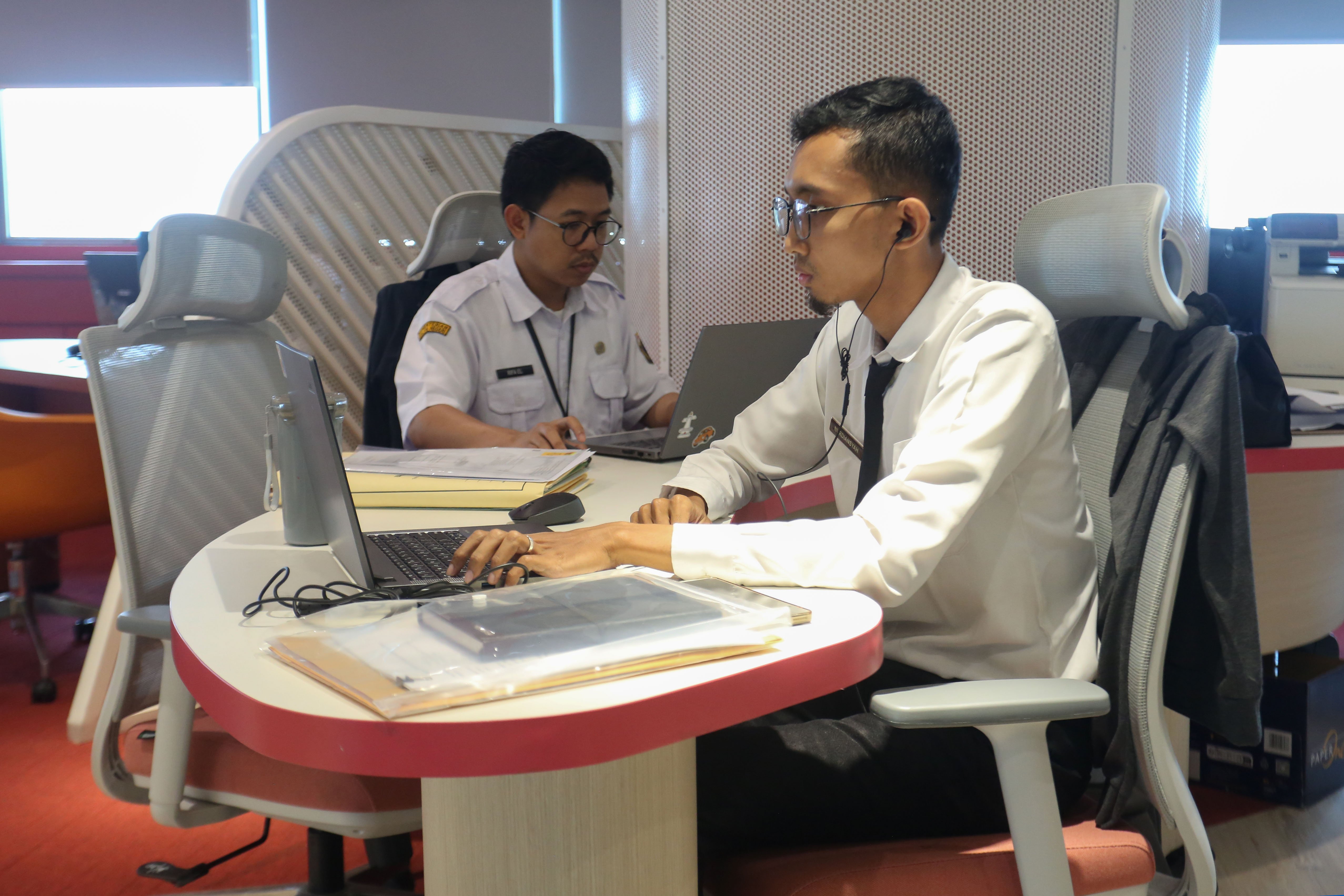 Aparatur Sipil Negara (ASN) menyelesaikan pekerjaannya saat hari pertama masuk kerja setelah libur Hari Raya Idul Fitri 1447 Hijriah di Kantor Balai Kota, Jakarta, Rabu (25/3/2026). Pemprov DKI Jakarta menerapkan kebijakan bekerja dari mana saja atau work from anywhere (WFA) bagi ASN maksimal 50 persen usai libur Lebaran yang berlaku selama tiga hari sejak 25-27 Maret 2026.