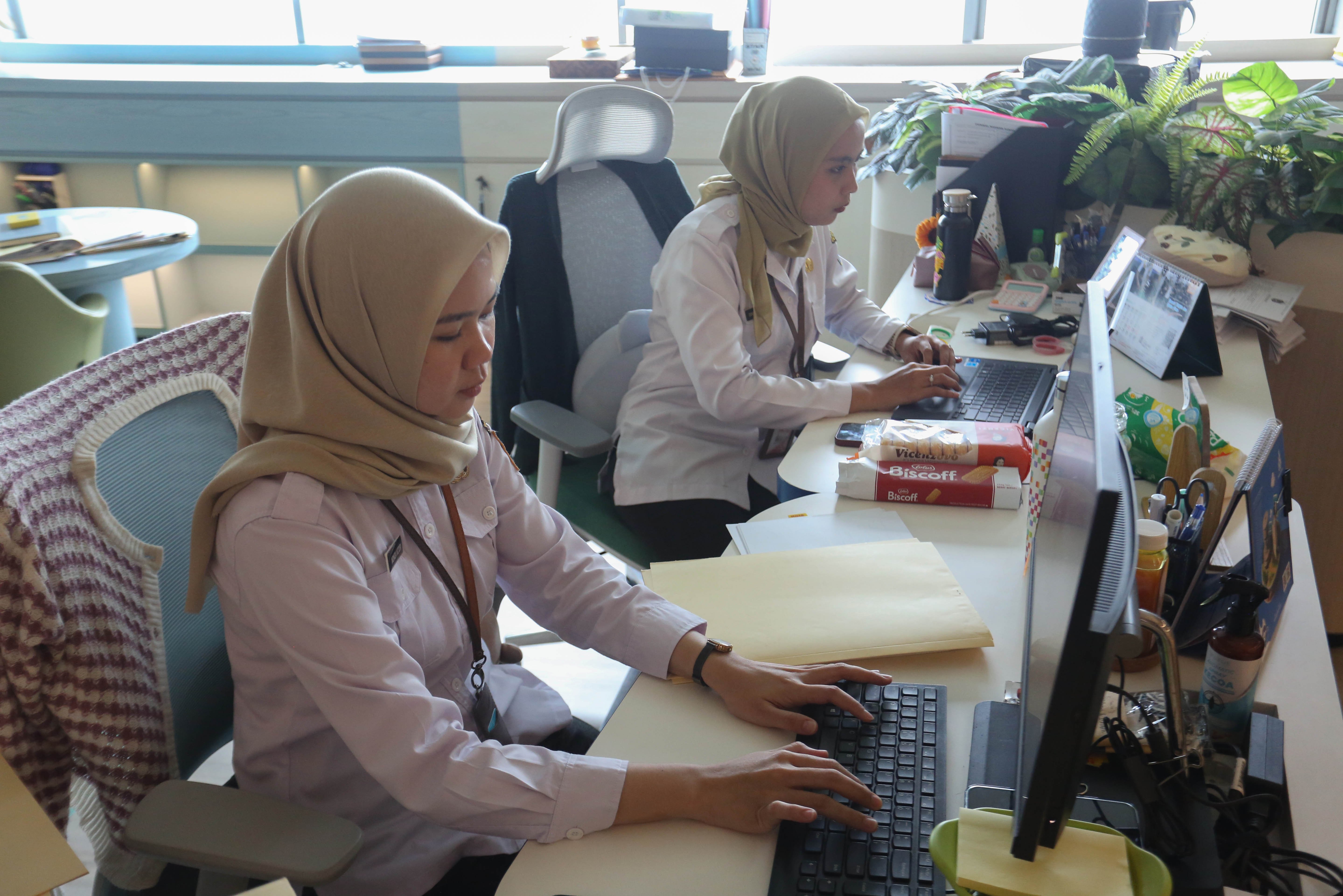 Aparatur Sipil Negara (ASN) menyelesaikan pekerjaannya saat hari pertama masuk kerja setelah libur Hari Raya Idul Fitri 1447 Hijriah di Kantor Balai Kota, Jakarta, Rabu (25/3/2026). Pemprov DKI Jakarta menerapkan kebijakan bekerja dari mana saja atau work from anywhere (WFA) bagi ASN maksimal 50 persen usai libur Lebaran yang berlaku selama tiga hari sejak 25-27 Maret 2026.