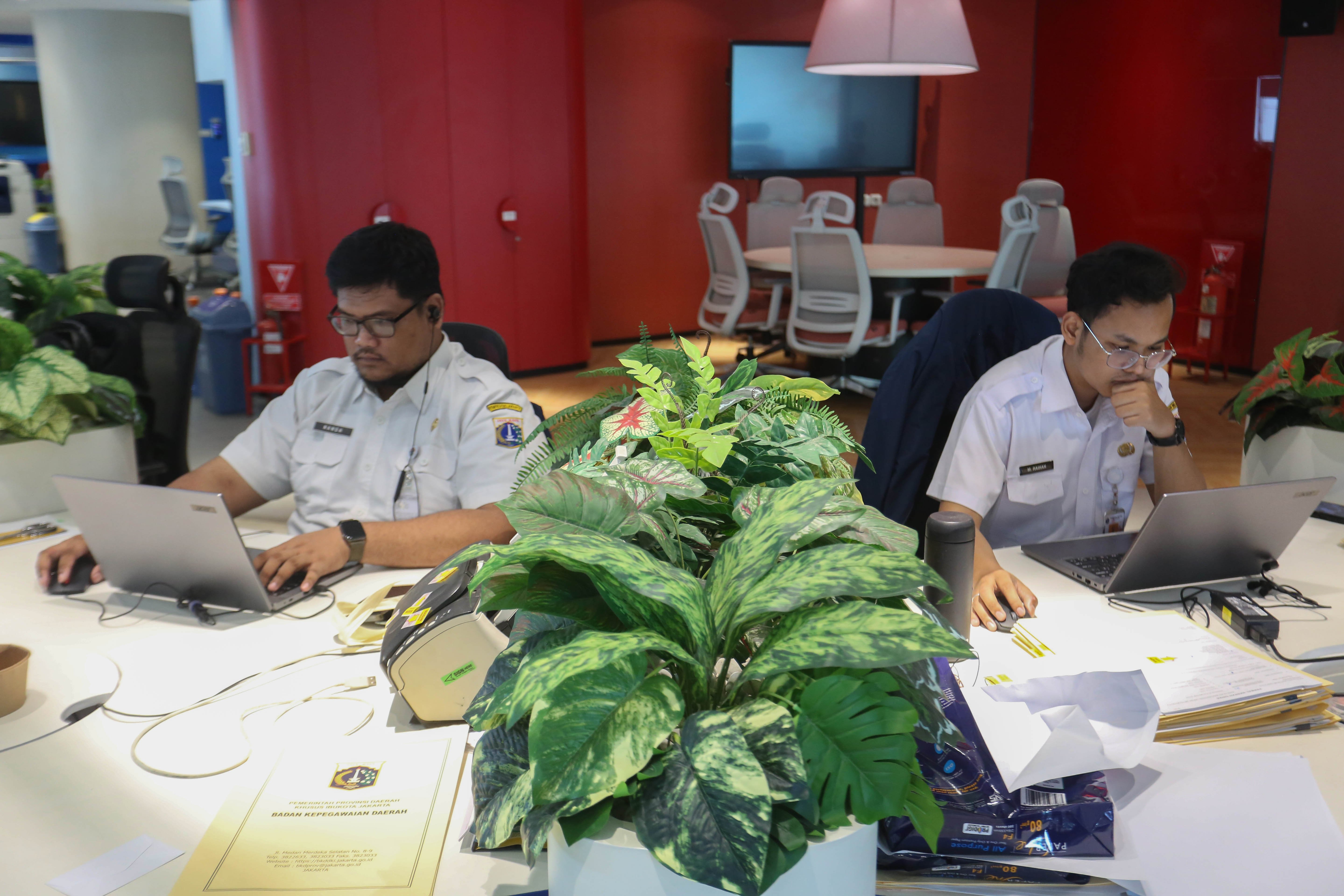 Aparatur Sipil Negara (ASN) menyelesaikan pekerjaannya saat hari pertama masuk kerja setelah libur Hari Raya Idul Fitri 1447 Hijriah di Kantor Balai Kota, Jakarta, Rabu (25/3/2026). Pemprov DKI Jakarta menerapkan kebijakan bekerja dari mana saja atau work from anywhere (WFA) bagi ASN maksimal 50 persen usai libur Lebaran yang berlaku selama tiga hari sejak 25-27 Maret 2026.