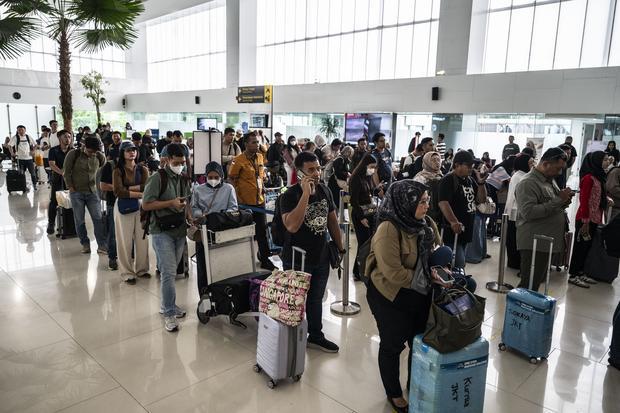Pemilir mengantre untuk melakukan check-in dan penyerahan bagasi di Bandara Internasional Jenderal Ahmad Yani, Kamis (26/3/2026). PT Angkasa Pura Indonesia Kantor Cabang Bandara Internasional Jenderal Ahmad Yani mencatat pada 13-24 Maret 2026 trafik arus mudik dan arus balik Lebaran mencapai 105.145 penumpang atau meningkat 14,7 persen, sementara trafik pesawat tercatat sebanyak 917 pergerakan atau naik 26,3 persen dibandingkan periode yang sama pada angkutan Lebaran 2025.