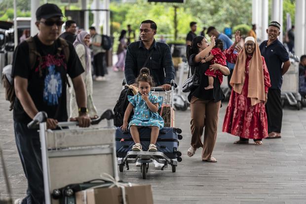 Sejumlah pemilir berjalan menuju terminal keberangkatan pesawat di Bandara Ahmad Yani, Semarang, Jawa Tengah, Kamis (26/3/2026). PT Angkasa Pura Indonesia Kantor Cabang Bandara Internasional Jenderal Ahmad Yani mencatat pada 13-24 Maret 2026 trafik arus mudik dan arus balik Lebaran mencapai 105.145 penumpang atau meningkat 14,7 persen, sementara trafik pesawat tercatat sebanyak 917 pergerakan atau naik 26,3 persen dibandingkan periode yang sama pada angkutan Lebaran 2025.