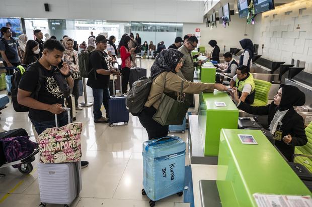 Petugas melayani pemilir untuk melakukan check-in dan penyerahan bagasi di Bandara Internasional Jenderal Ahmad Yani, Kamis (26/3/2026). PT Angkasa Pura Indonesia Kantor Cabang Bandara Internasional Jenderal Ahmad Yani mencatat pada 13-24 Maret 2026 trafik arus mudik dan arus balik Lebaran mencapai 105.145 penumpang atau meningkat 14,7 persen, sementara trafik pesawat tercatat sebanyak 917 pergerakan atau naik 26,3 persen dibandingkan periode yang sama pada angkutan Lebaran 2025.