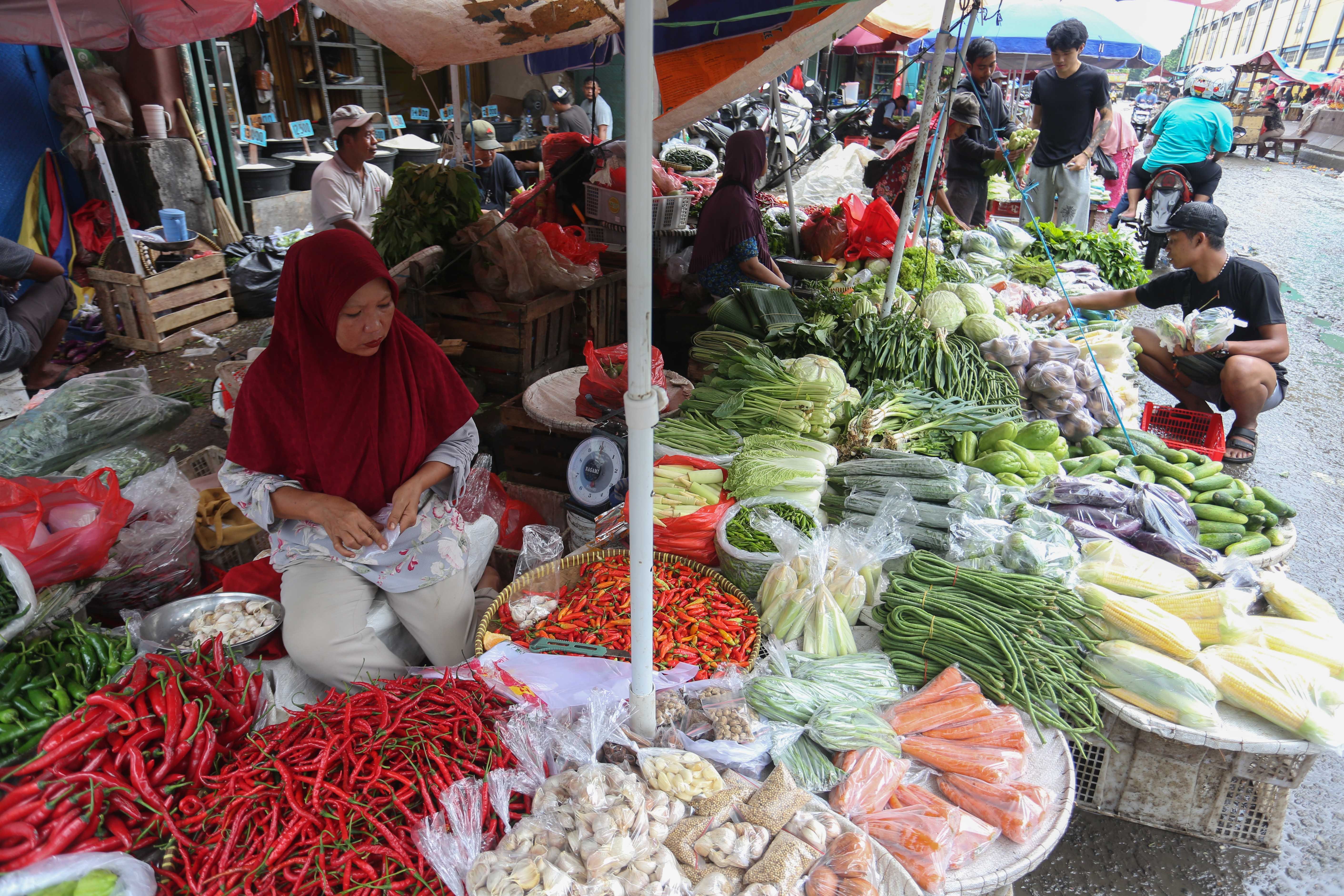 Pedagang menyiapkan cabai merah keriting yang akan dijual kepada pembeli di Pasar Minggu, Jakarta Selatan, Kamis (26/3/2026). Lima hari setelah Lebaran, harga bawang merah cenderung stagnan di harga Rp 50 ribu per kilogram dan cabai merah keriting justru turun dari Rp 90 ribu menjadi Rp 50 ribu per kilogram.