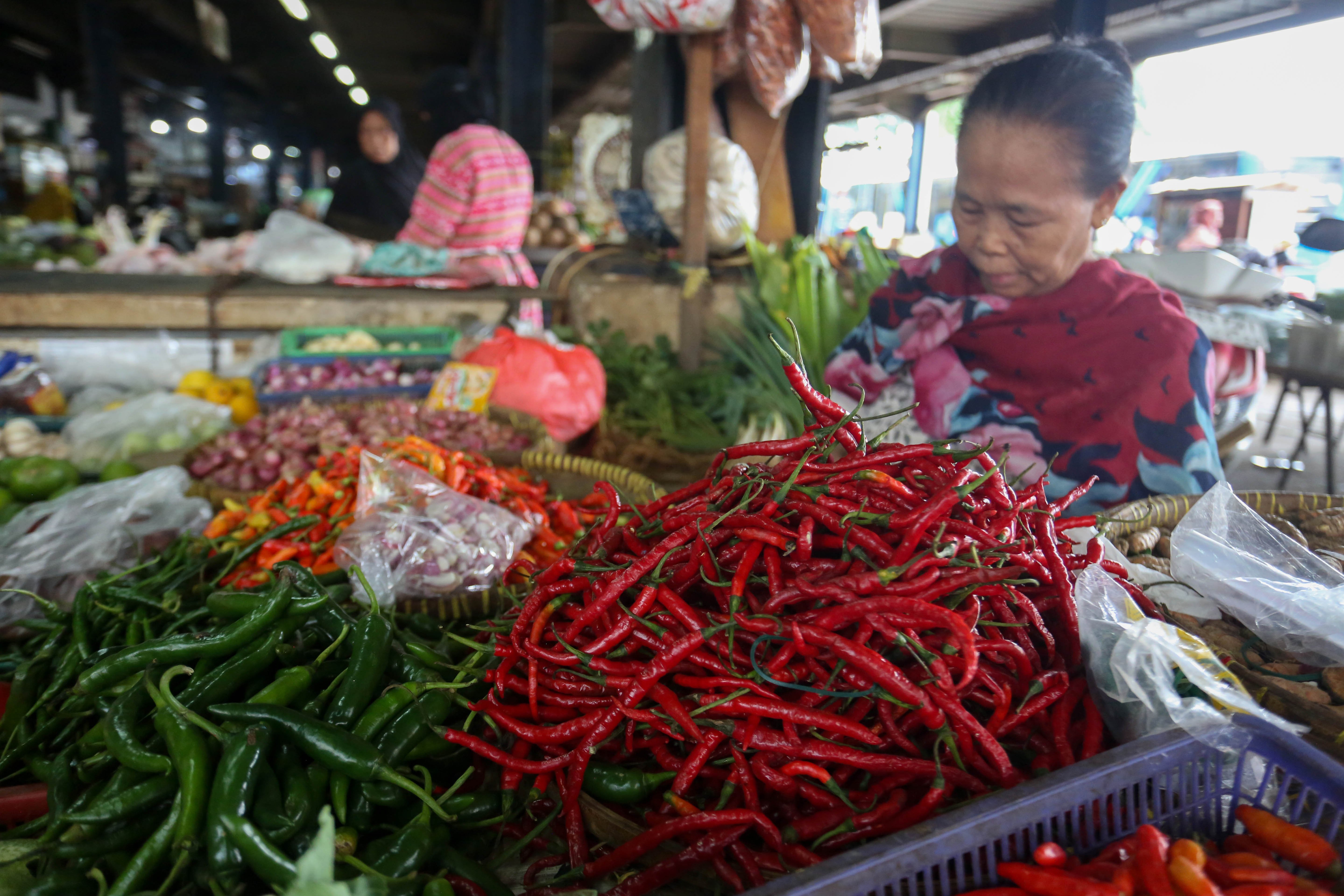 Pedagang menunggu pembeli di Pasar Minggu, Jakarta Selatan, Kamis (26/3/2026). Lima hari setelah Lebaran, harga bawang merah cenderung stagnan di harga Rp 50 ribu per kilogram dan cabai merah keriting justru turun dari Rp 90 ribu menjadi Rp 50 ribu per kilogram.
