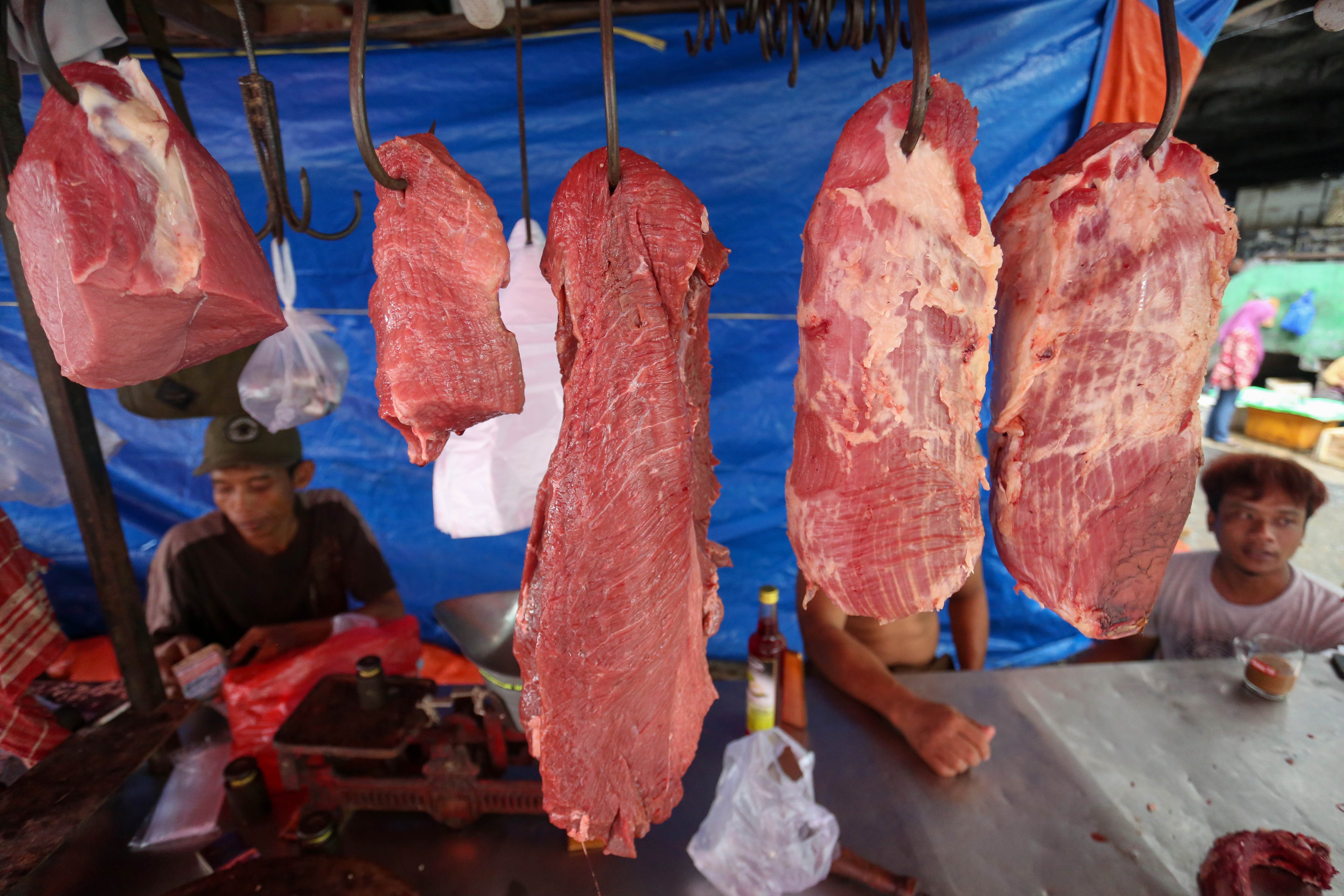 Pedagang daging sapi menunggu pembeli di Pasar Minggu, Jakarta Selatan, Kamis (26/3/2026). Lima hari setelah Lebaran, harga daging sapi belum mengalami penurunan yakni masih berada di angka Rp 150 per kilogram.