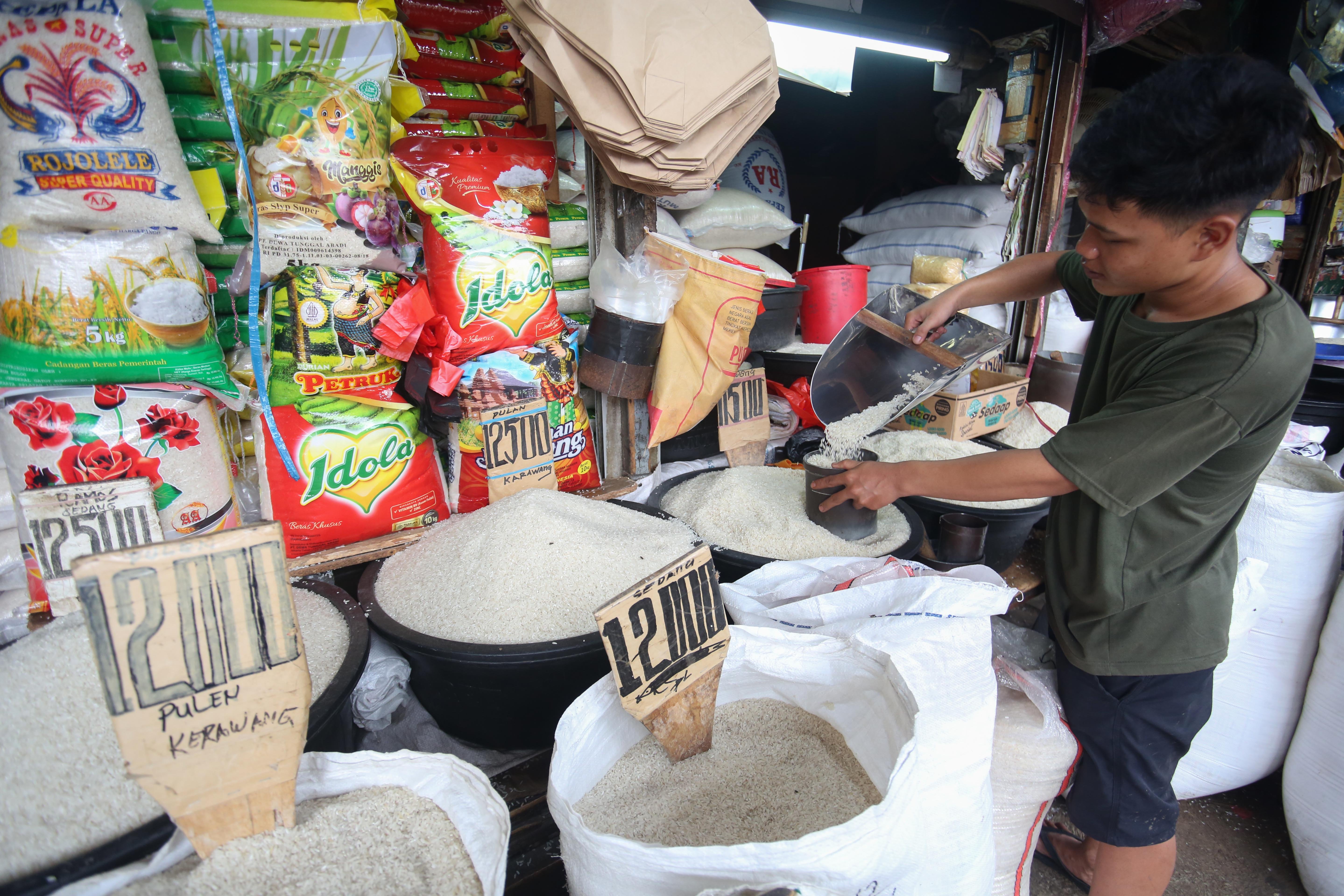 Pedagang menyiapkan beras yang akan dijual kepada pembeli di Pasar Minggu, Jakarta Selatan, Kamis (26/3/2026). Lima hari setelah Lebaran, harga beras premium belum mengalami penurunan yakni masih berada di angka Rp 14.500 per liter