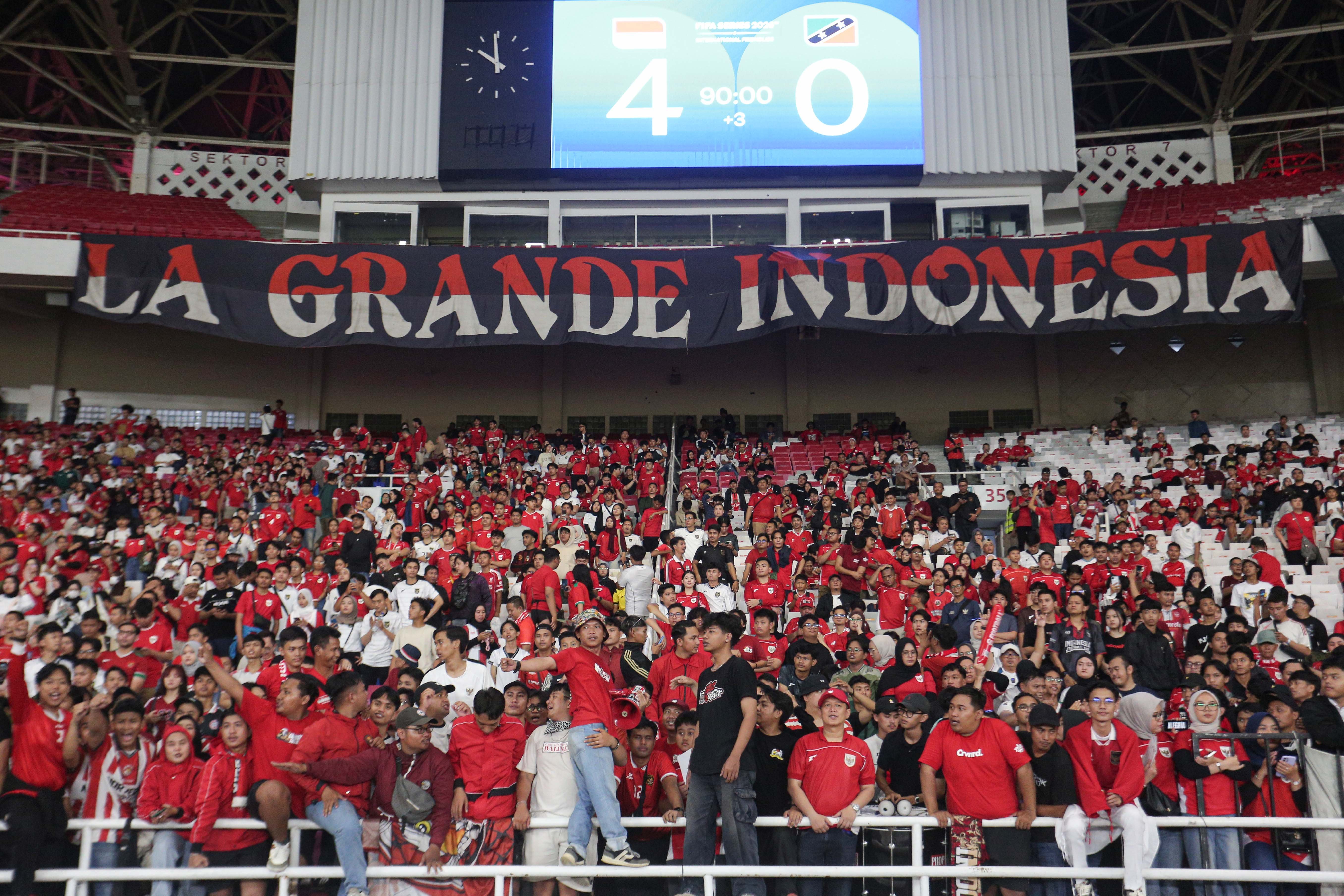 Suporter memberikan dukungan saat Timnas Indonesia bertanding melawan Timnas St Kitts dan Nevis pada FIFA Series 2026 di Stadion Utama Gelora Bung Karno, Jakarta, Jumat (27/3/2026). Laga yang dimenangkan oleh Indonesia dengan skor 4-0 tersebut membuat skuad Garuda melaju ke babak final dan akan berhadapan dengan Bulgaria pada Senin 30 Maret 2026.