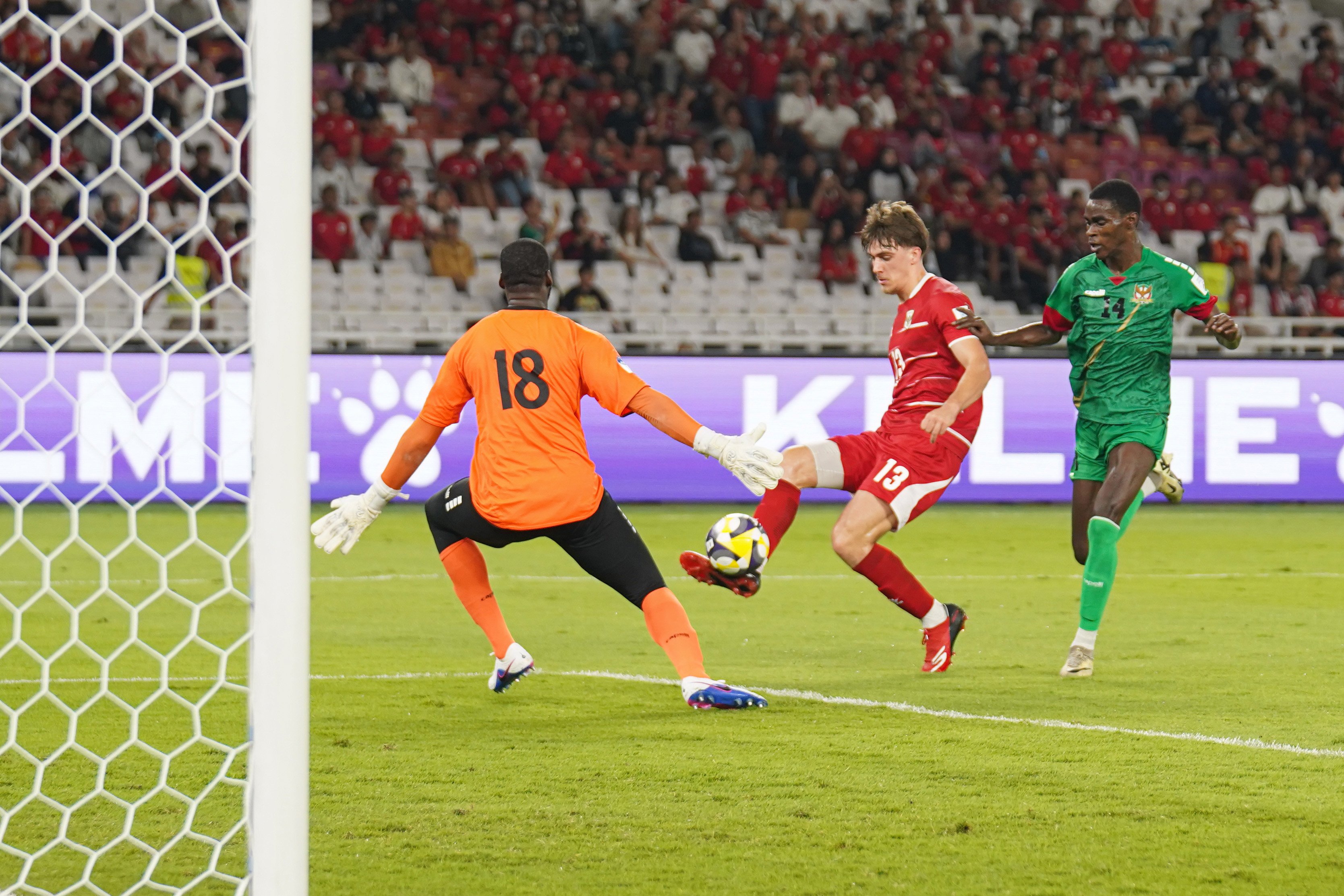 Pesepak bola Timnas Indonesia Mauro Zijlstra (tengah) menendang bola ke arah gawang Timnas St Kitts dan Nevis pada pertandingan FIFA Series 2026 di Stadion Utama Gelora Bung Karno, Jakarta, Jumat (27/3/2026). Laga yang dimenangkan oleh Indonesia dengan skor 4-0 tersebut membuat skuad Garuda melaju ke babak final dan akan berhadapan dengan Bulgaria pada Senin 30 Maret 2026.