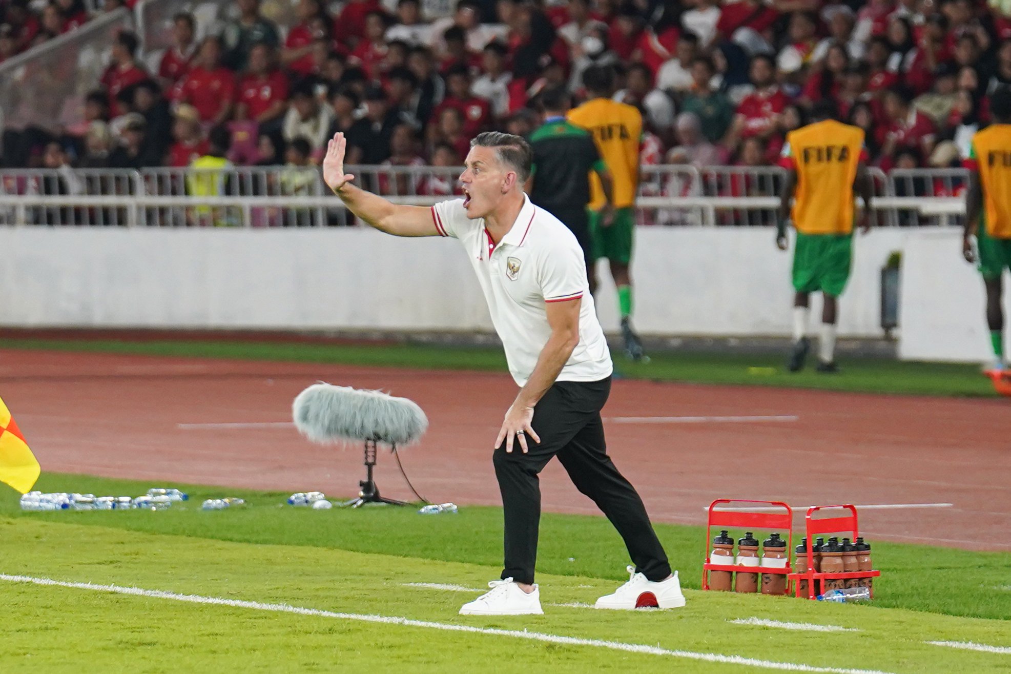 Pelatih Timnas Indonesia John Herdman memberikan arahan kepada pemain Timnas yang sedang bertanding melawan Timnas St Kitts dan Nevis pada FIFA Series 2026 di Stadion Utama Gelora Bung Karno, Jakarta, Jumat (27/3/2026). Laga yang dimenangkan oleh Indonesia dengan skor 4-0 tersebut membuat skuad Garuda melaju ke babak final dan akan berhadapan dengan Bulgaria pada Senin 30 Maret 2026.