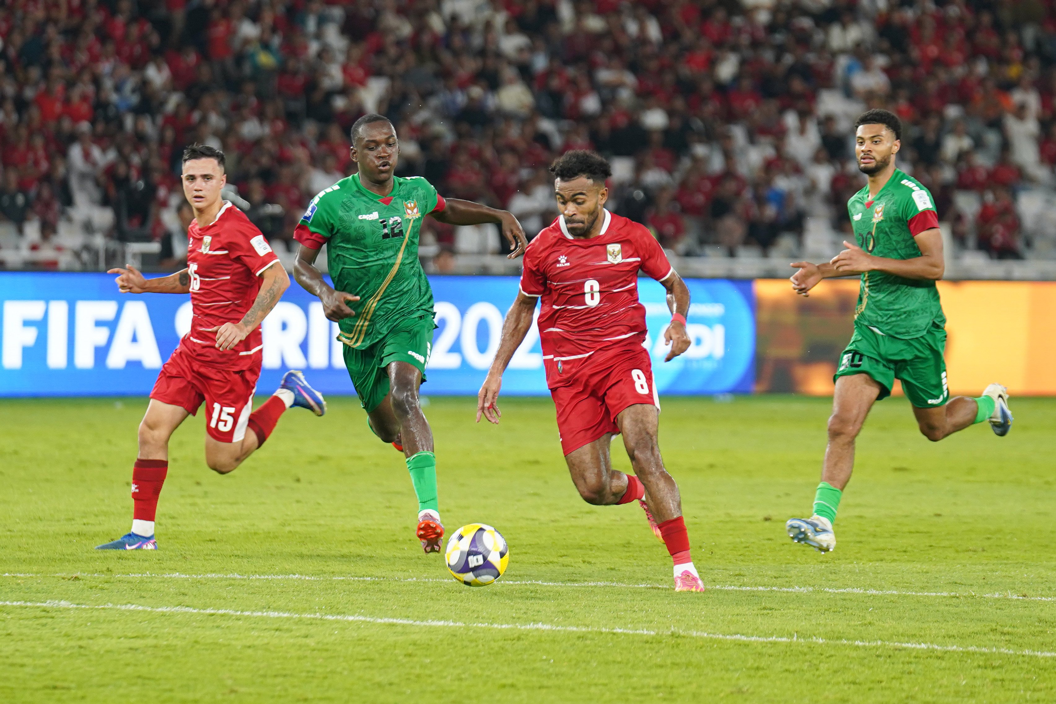 Pesepak bola Timnas Indonesia Yakob Sayuri (kedua kanan) dikawal oleh pemain Timnas St Kitts dan Nevis Daron Thomas (kedua kiri) saat membawa bola pada pertandingan FIFA Series 2026 di Stadion Utama Gelora Bung Karno, Jakarta, Jumat (27/3/2026). Laga yang dimenangkan oleh Indonesia dengan skor 4-0 tersebut membuat skuad Garuda melaju ke babak final dan akan berhadapan dengan Bulgaria pada Senin 30 Maret 2026.