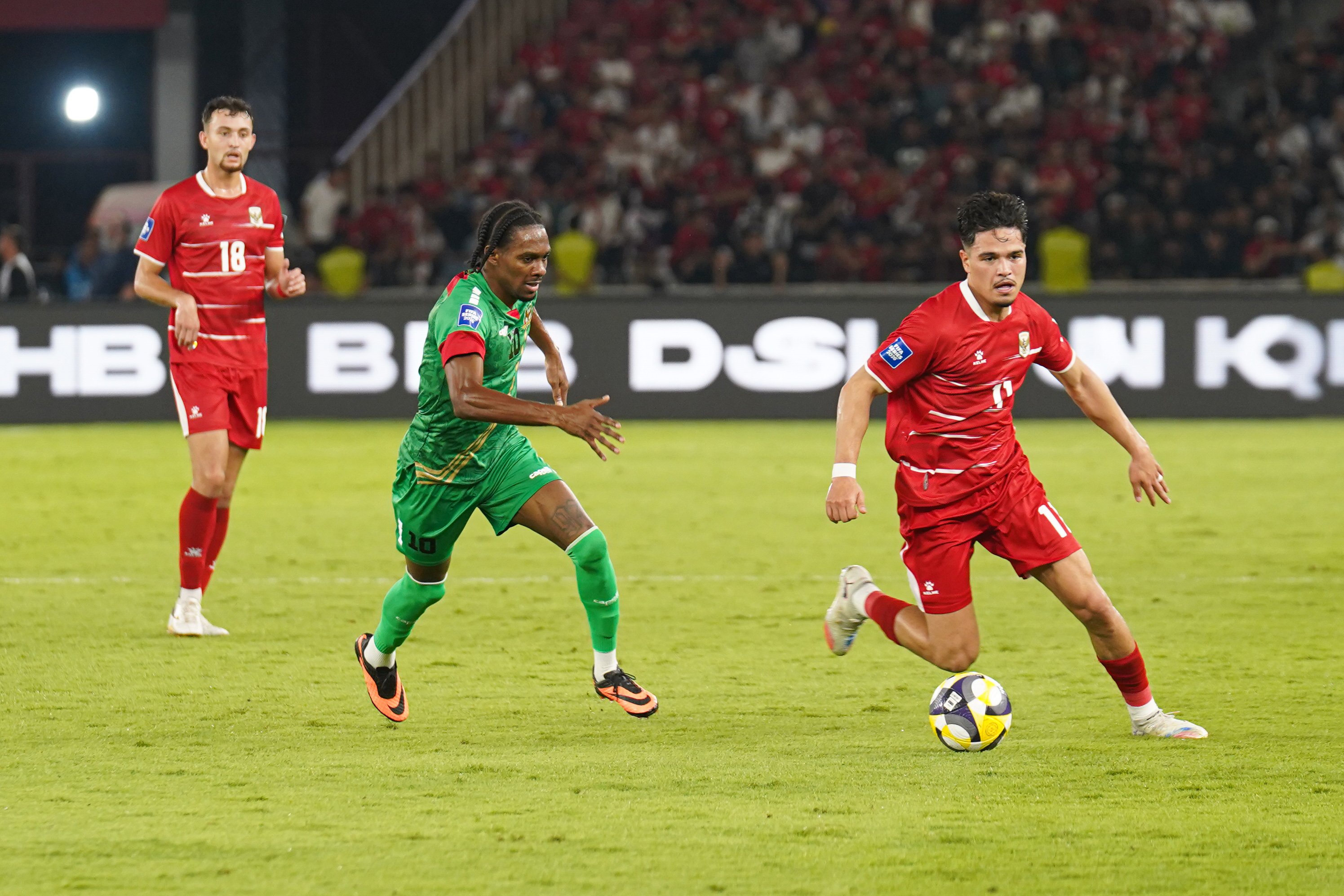 Pesepak bola Timnas Indonesia Ragnar Oratmangun (kanan) dikawal oleh pemain Timnas St Kitts dan Nevis Gvanue Amory (tengah) saat membawa bola pada pertandingan FIFA Series 2026 di Stadion Utama Gelora Bung Karno, Jakarta, Jumat (27/3/2026). Laga yang dimenangkan oleh Indonesia dengan skor 4-0 tersebut membuat skuad Garuda melaju ke babak final dan akan berhadapan dengan Bulgaria pada Senin 30 Maret 2026.