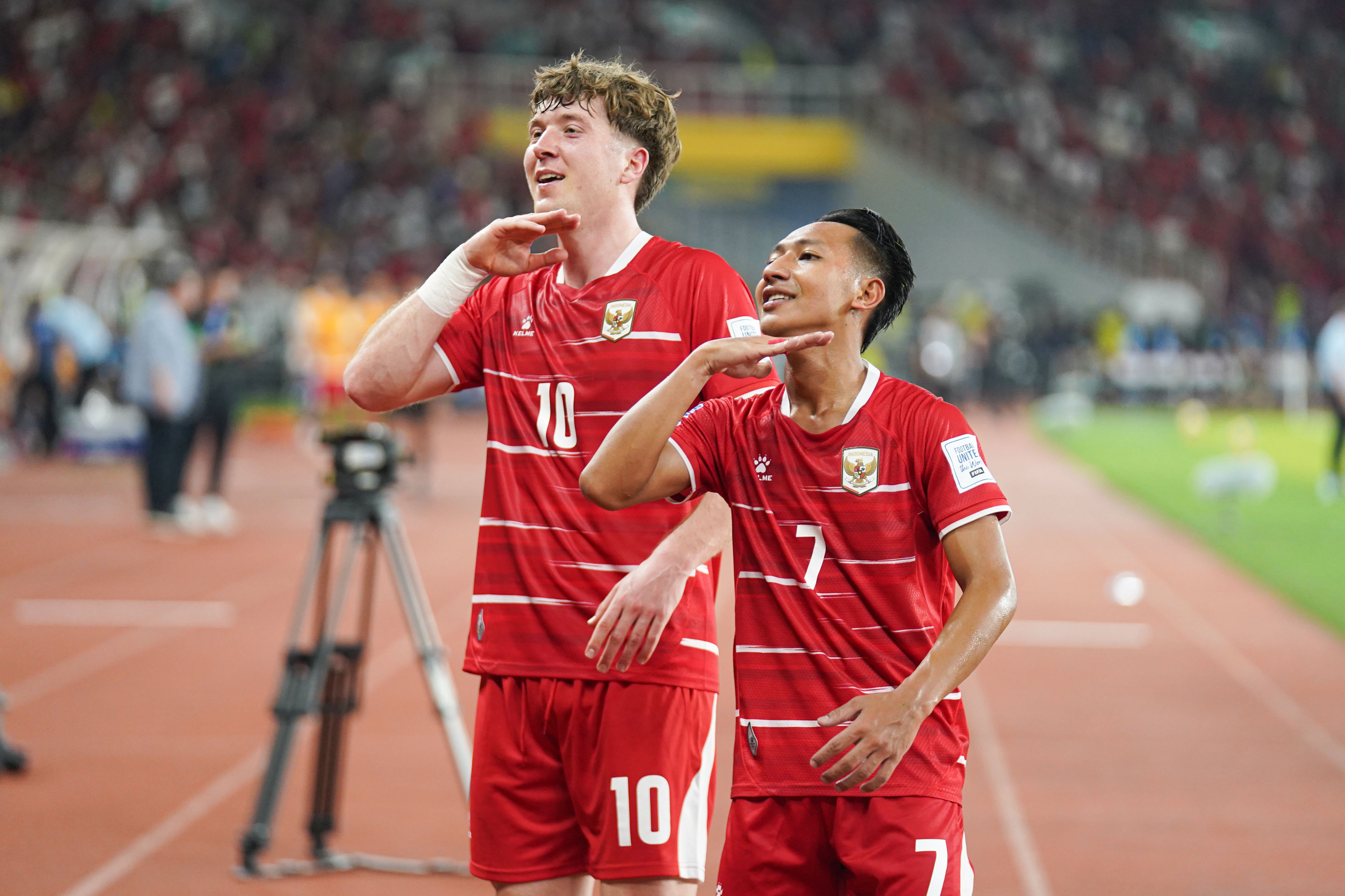 Pesepak bola Timnas Indonesia Beckham (kanan) bersama Ole Romeny berselebrasi setelah mencetak gol ke gawang Timnas St Kitts dan Nevis pada pertandingan FIFA Series 2026 di Stadion Utama Gelora Bung Karno, Jakarta, Jumat (27/3/2026). Laga yang dimenangkan oleh Indonesia dengan skor 4-0 tersebut membuat skuad Garuda melaju ke babak final dan akan berhadapan dengan Bulgaria pada Senin 30 Maret 2026.