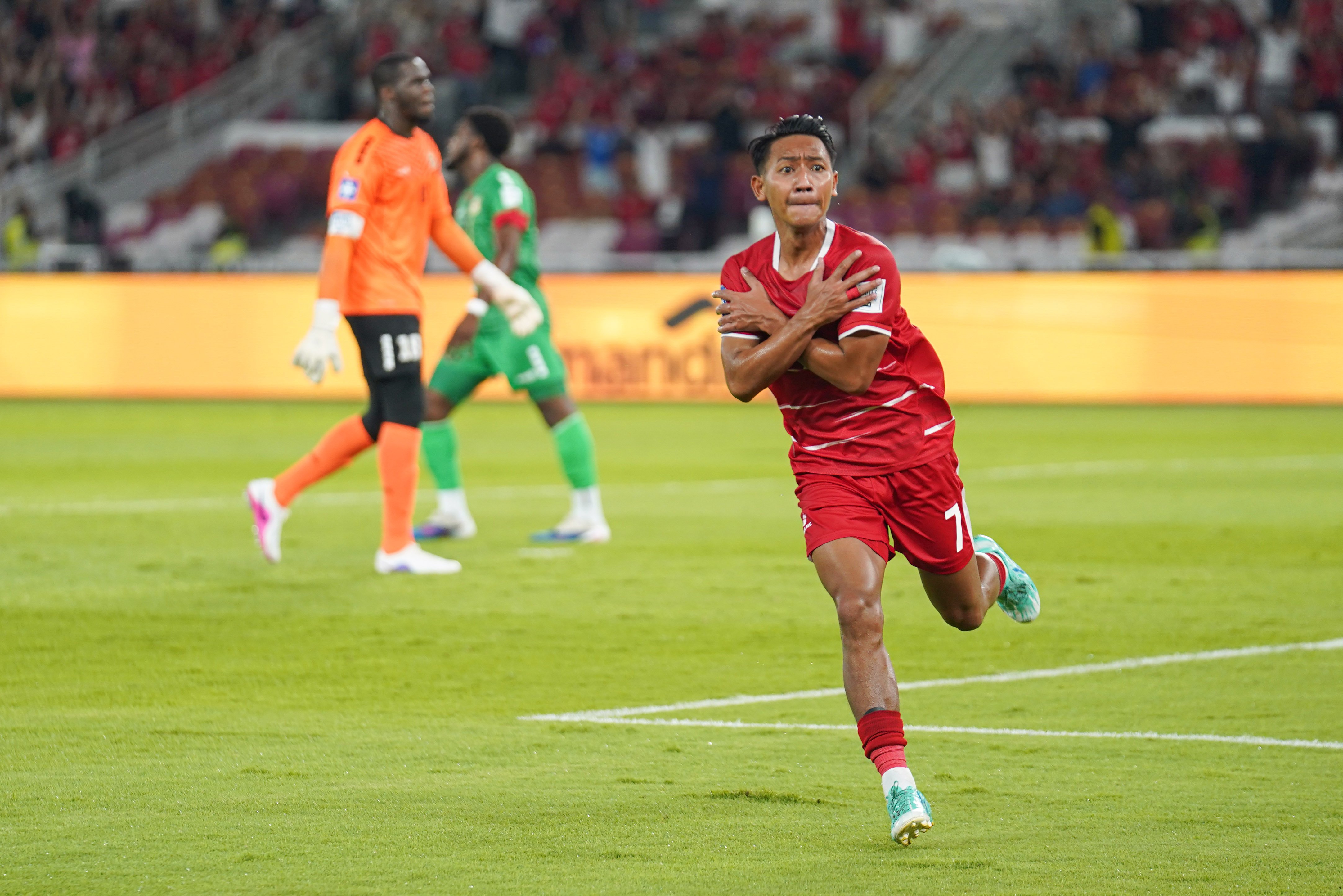 Pesepak bola Timnas Indonesia Beckham (kanan) berselebrasi setelah berhasil menjebol gawang Timnas St Kitts dan Nevis yang dijaga oleh kiper Julani Archibald pada pertandingan FIFA Series 2026 di Stadion Utama Gelora Bung Karno, Jakarta, Jumat (27/3/2026). Laga yang dimenangkan oleh Indonesia dengan skor 4-0 tersebut membuat skuad Garuda melaju ke babak final dan akan berhadapan dengan Bulgaria pada Senin 30 Maret 2026.