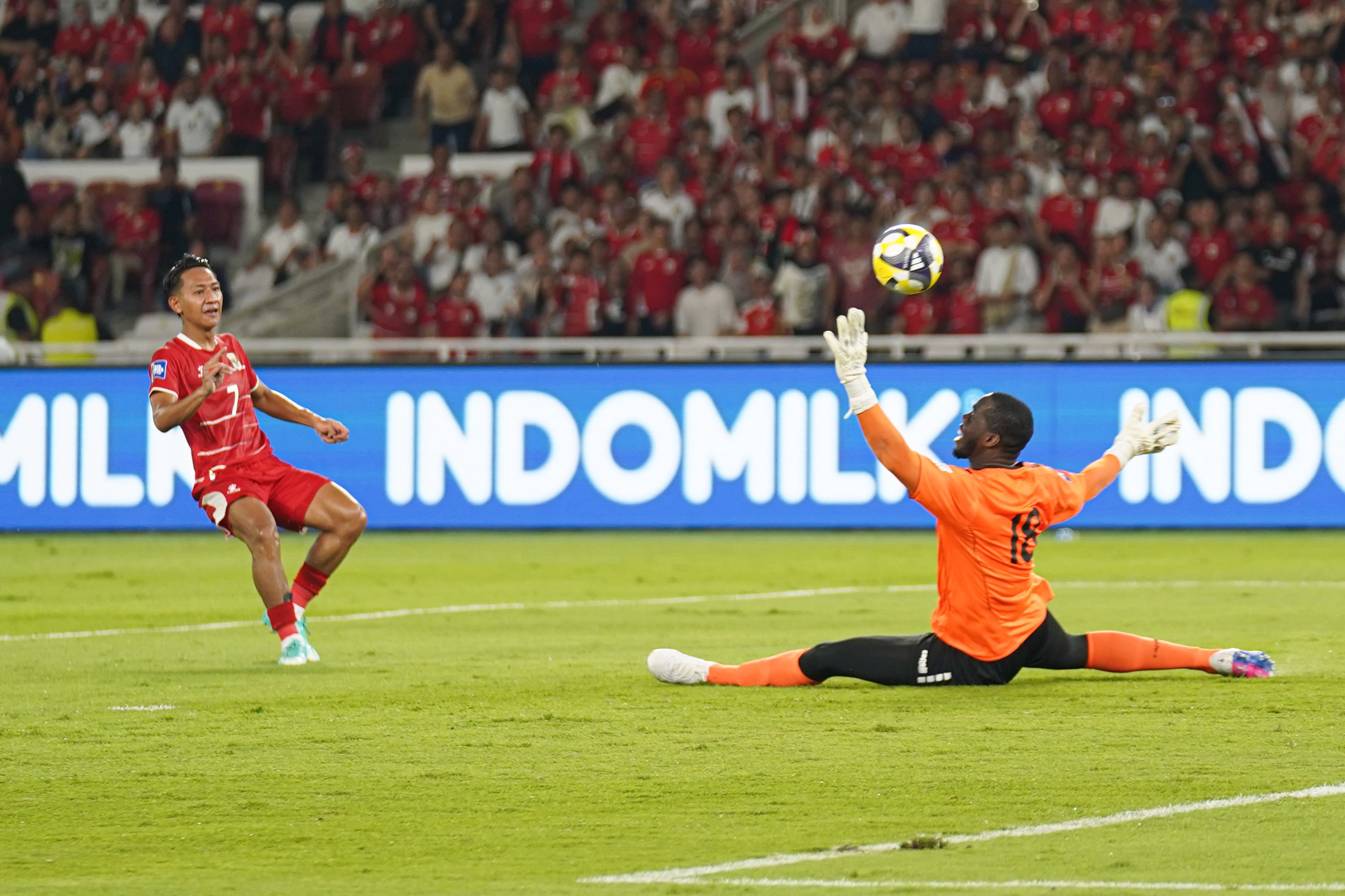 Pesepak bola Timnas Indonesia Beckham (kiri) menendang bola ke arah gawang Timnas St Kitts dan Nevis yang dijaga oleh kiper Julani Archibald pada pertandingan FIFA Series 2026 di Stadion Utama Gelora Bung Karno, Jakarta, Jumat (27/3/2026). Laga yang dimenangkan oleh Indonesia dengan skor 4-0 tersebut membuat skuad Garuda melaju ke babak final dan akan berhadapan dengan Bulgaria pada Senin 30 Maret 2026.