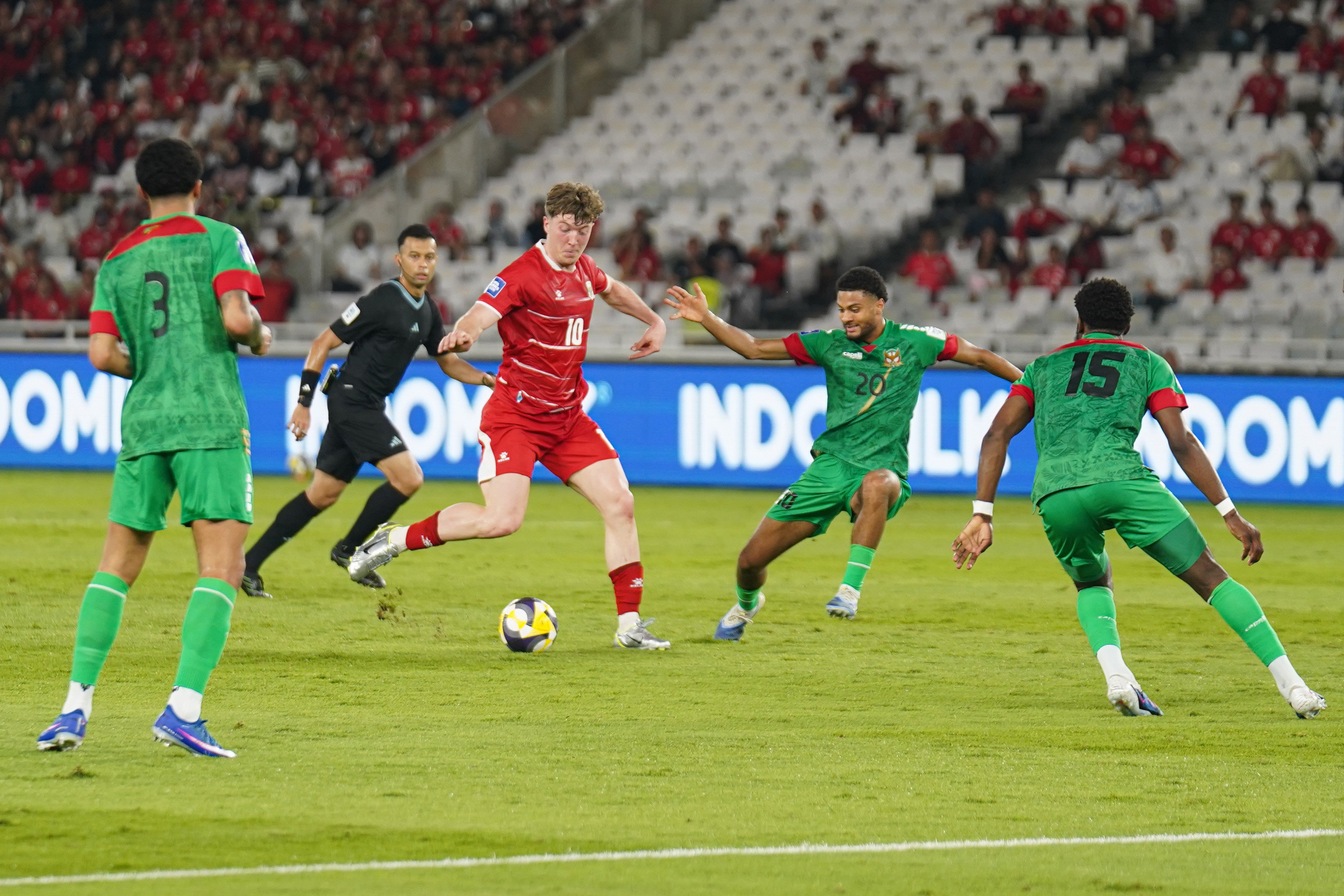 Pesepak bola Timnas Indonesia Ole Romeny (tengah) dikawal oleh pemain Timnas St Kitts dan Nevis Kyle Kelly (kedua kanan) saat membawa bola pada pertandingan FIFA Series 2026 di Stadion Utama Gelora Bung Karno, Jakarta, Jumat (27/3/2026). Laga yang dimenangkan oleh Indonesia dengan skor 4-0 tersebut membuat skuad Garuda melaju ke babak final dan akan berhadapan dengan Bulgaria pada Senin 30 Maret 2026.