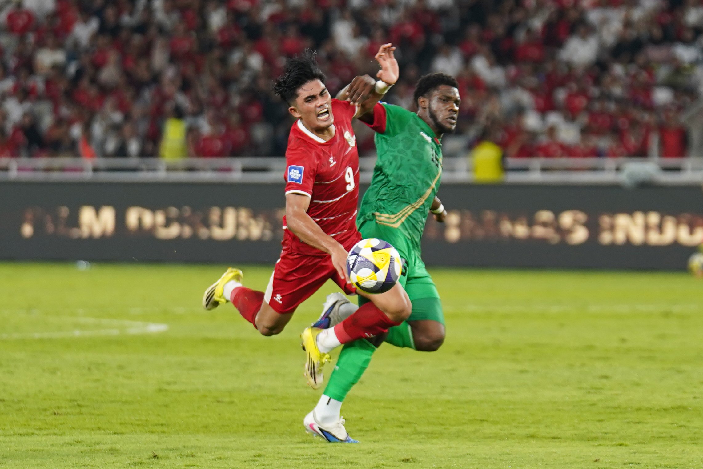 Pesepak bola Timnas Indonesia Ramadhan Sananta (kiri) berebut bola dengan pemain Timnas St Kitts dan Nevis pada pertandingan FIFA Series 2026 di Stadion Utama Gelora Bung Karno, Jakarta, Jumat (27/3/2026). Laga yang dimenangkan oleh Indonesia dengan skor 4-0 tersebut membuat skuad Garuda melaju ke babak final dan akan berhadapan dengan Bulgaria pada Senin 30 Maret 2026.