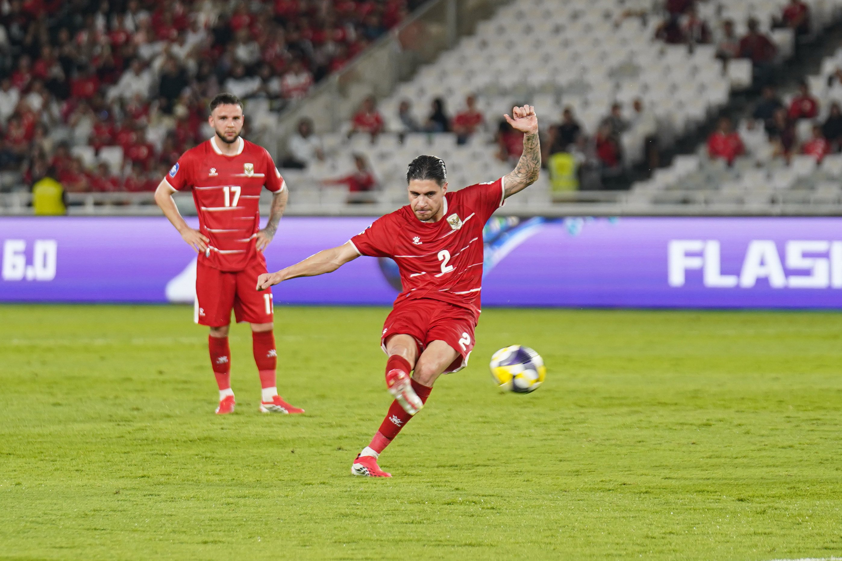Pesepak bola Timnas Indonesia Kevin Diks (kanan) memberikan umpan terobosan saat bertanding melawan Timnas St Kitts pada FIFA Series 2026 di Stadion Utama Gelora Bung Karno, Jakarta, Jumat (27/3/2026). Laga yang dimenangkan oleh Indonesia dengan skor 4-0 tersebut membuat skuad Garuda melaju ke babak final dan akan berhadapan dengan Bulgaria pada Senin 30 Maret 2026.