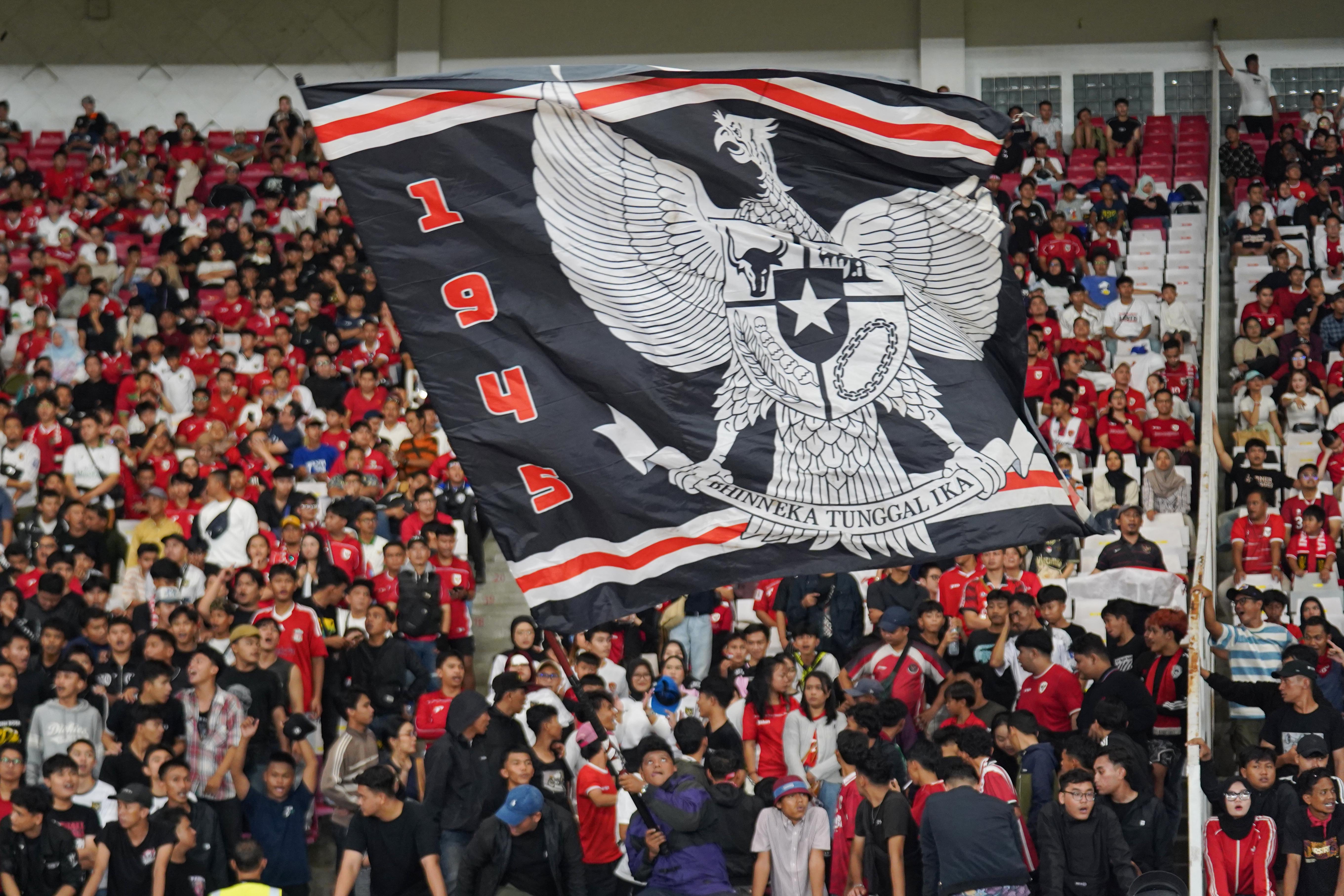 Suporter memberikan dukungan saat Timnas Indonesia bertanding melawan Timnas St Kitts dan Nevis pada pertandingan FIFA Series 2026 di Stadion Utama Gelora Bung Karno, Jakarta, Jumat (27/3/2026). Laga yang dimenangkan oleh Indonesia dengan skor 4-0 tersebut membuat skuad Garuda melaju ke babak final dan akan berhadapan dengan Bulgaria pada Senin 30 Maret 2026.