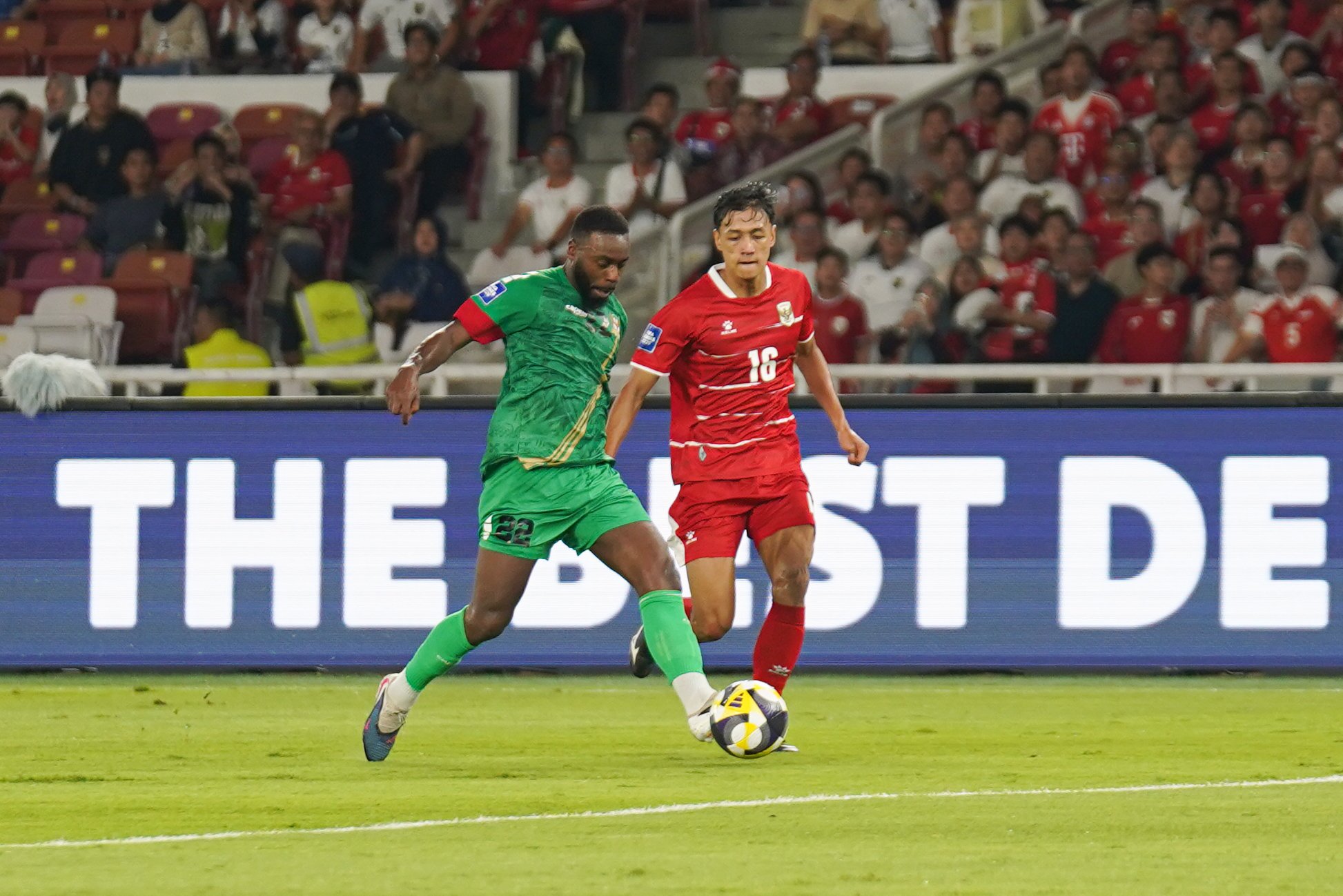 Pesepak bola Timnas Indonesia Dony Tri Pamungkas (kanan) berebut bola dengan pemain Timnas St Kitts dan Nevis Omari Sterling-James pada pertandingan FIFA Series 2026 di Stadion Utama Gelora Bung Karno, Jakarta, Jumat (27/3/2026). Laga yang dimenangkan oleh Indonesia dengan skor 4-0 tersebut membuat skuad Garuda melaju ke babak final dan akan berhadapan dengan Bulgaria pada Senin 30 Maret 2026.